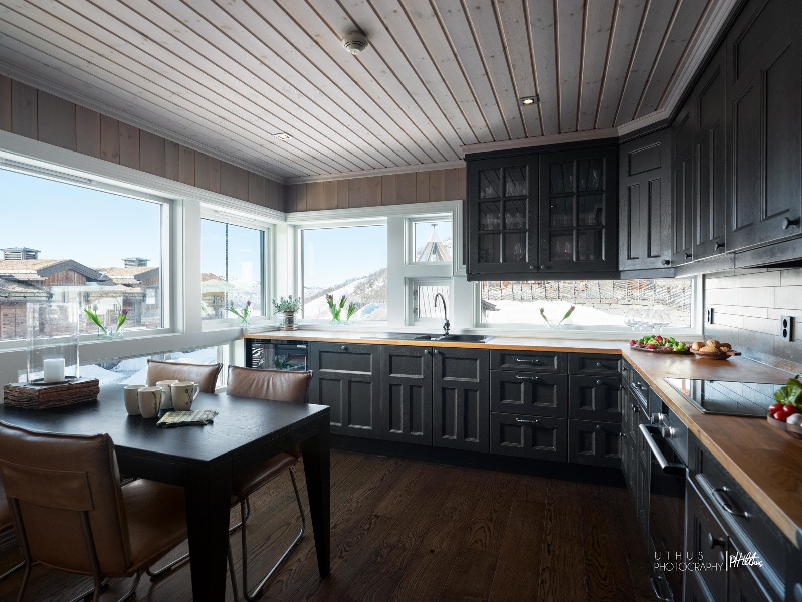 Romslig og lekkert kjøkken med integrert vinskap Galleribilde