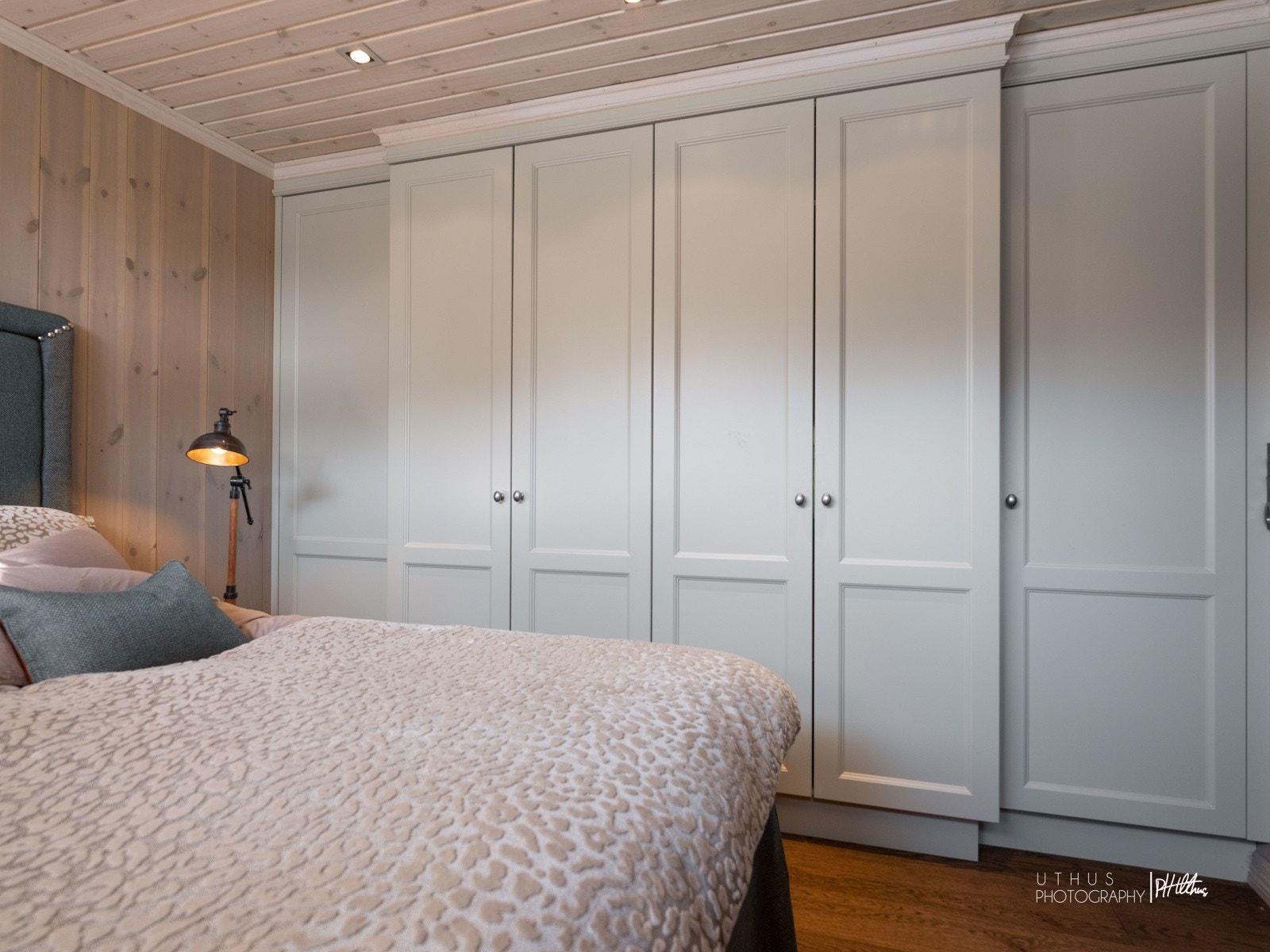 Soverommene har plassbygget garderobe Galleribilde