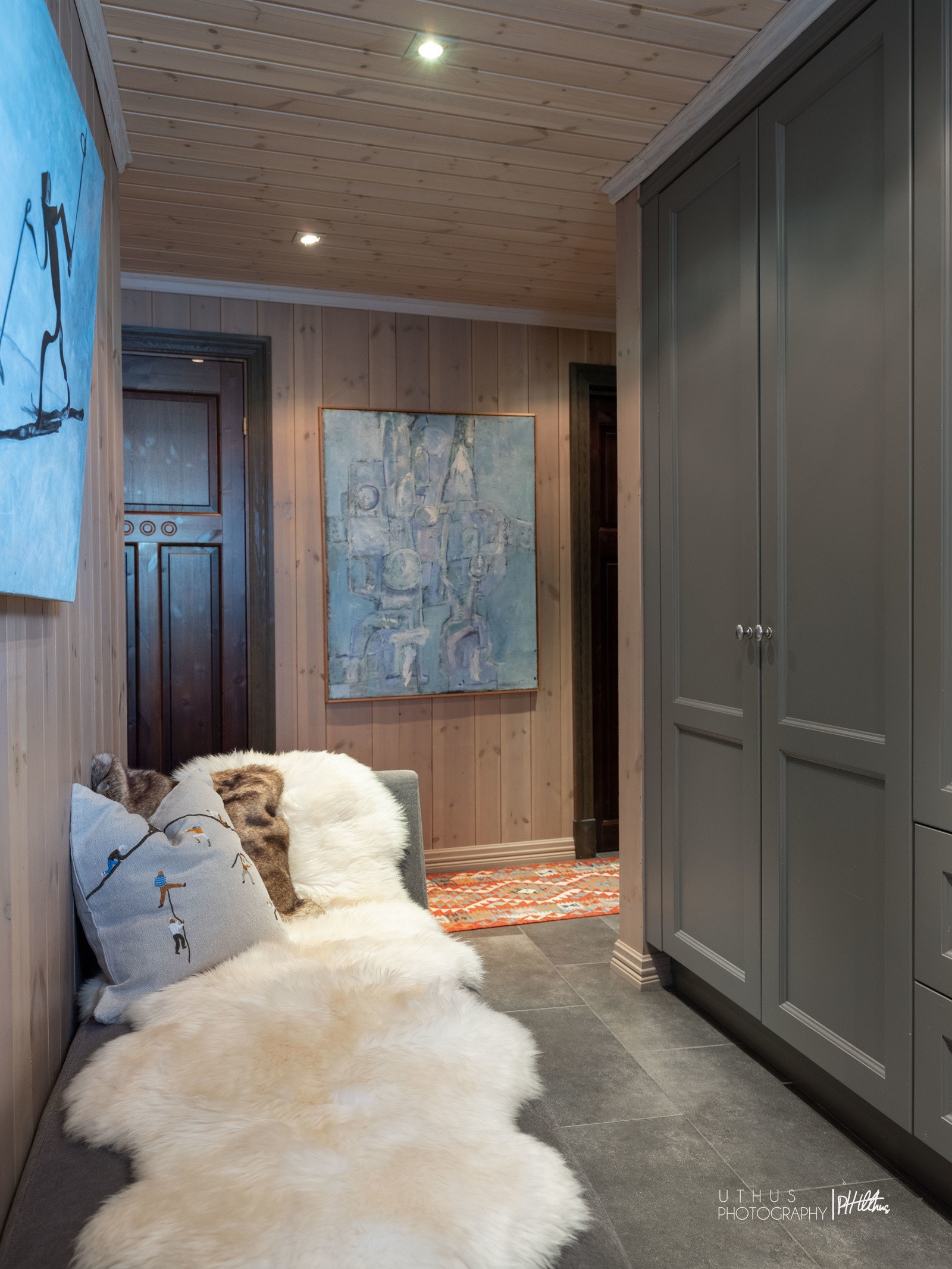 I underetasjen er det gang med romslig garderobe Galleribilde