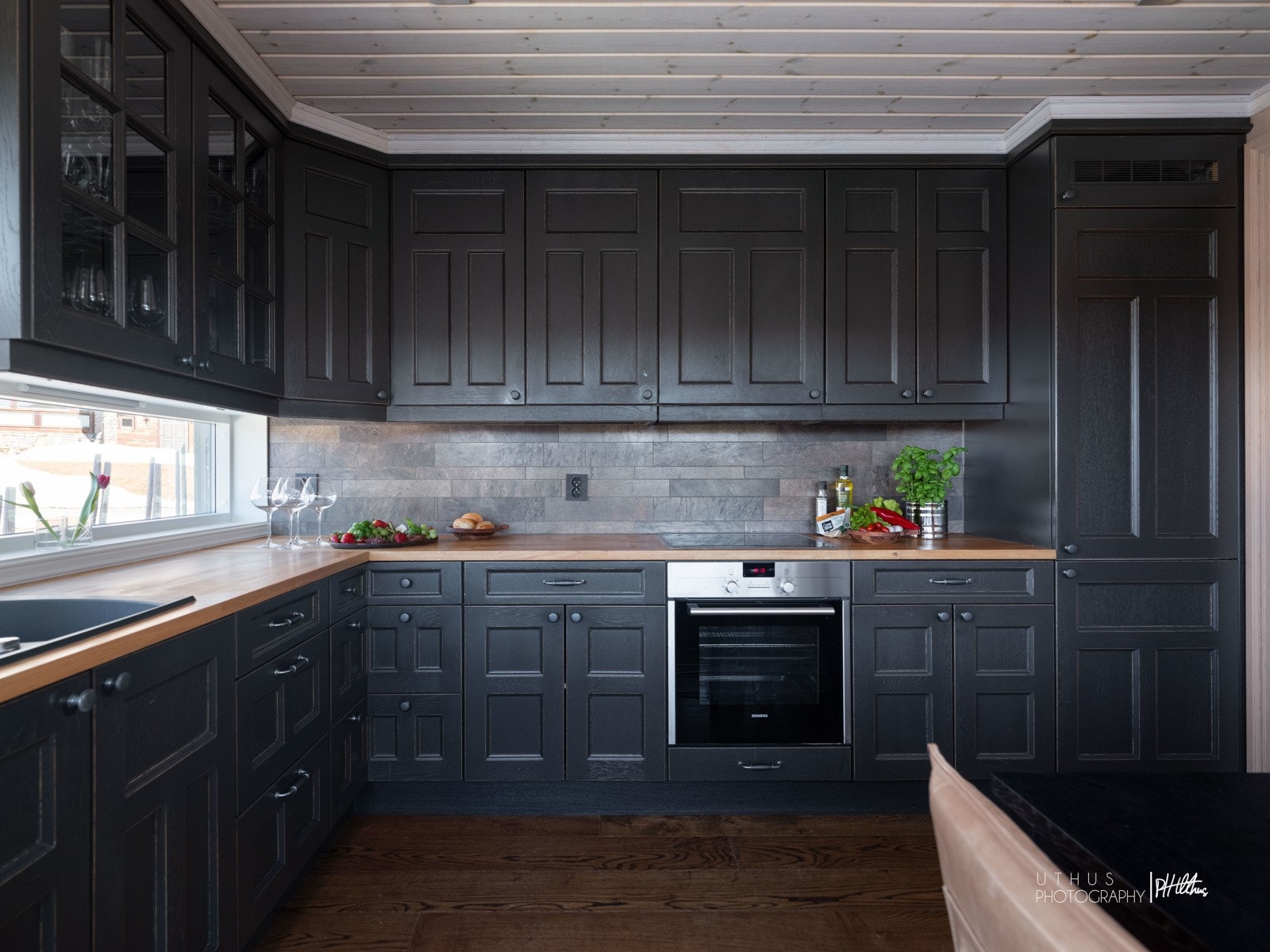 Integrerte hvitevarer samt godt med skap- og benkplass Galleribilde