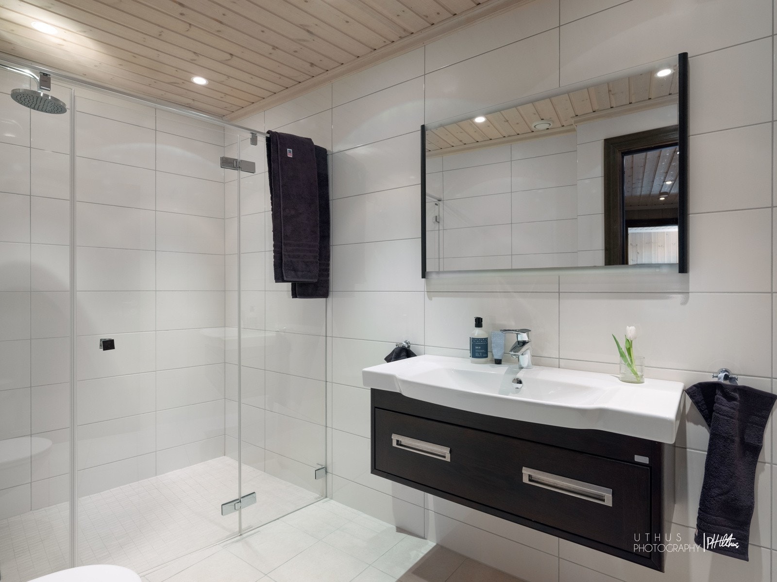 Pent flislagt bad i underetasjen Galleribilde