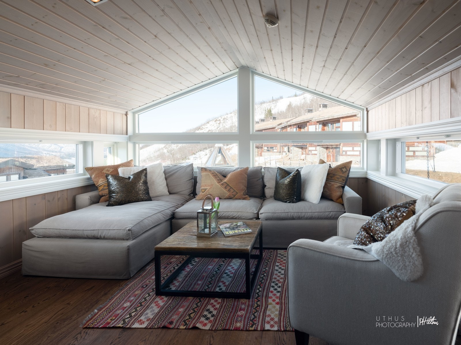 Lys og fin stue i andre etasje. Kan også benyttes som soverom Galleribilde