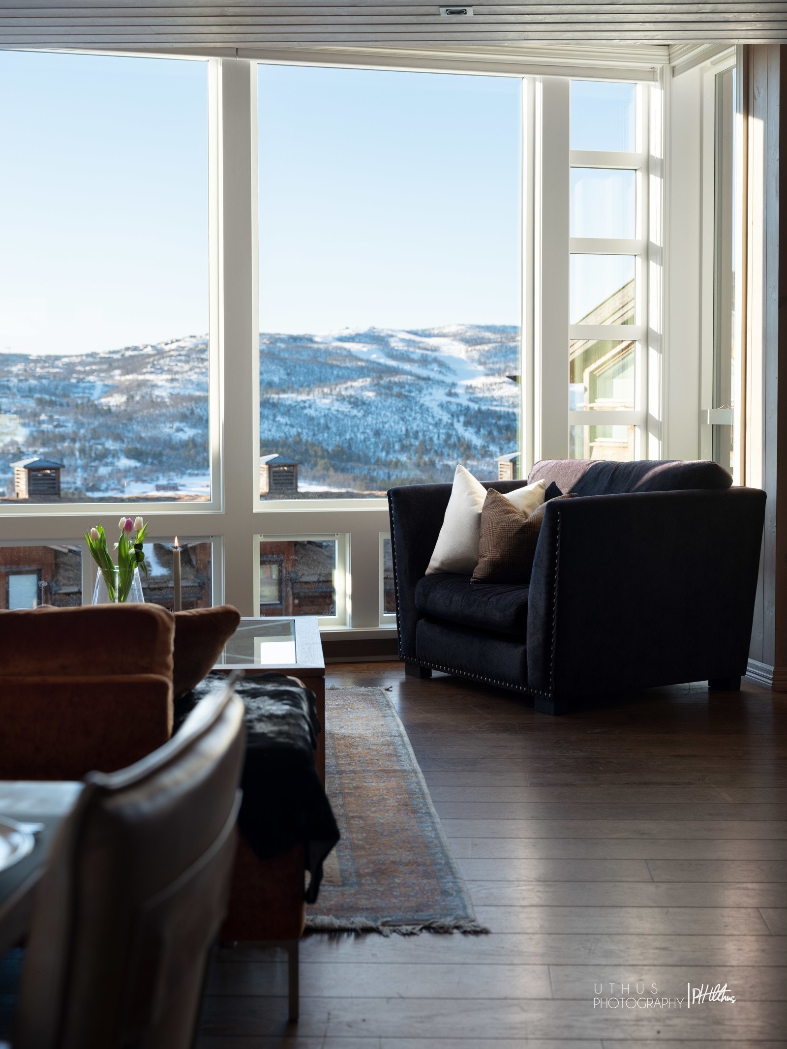 Utsikten er optimalisert av store vindusflater fra gulv til tak Galleribilde