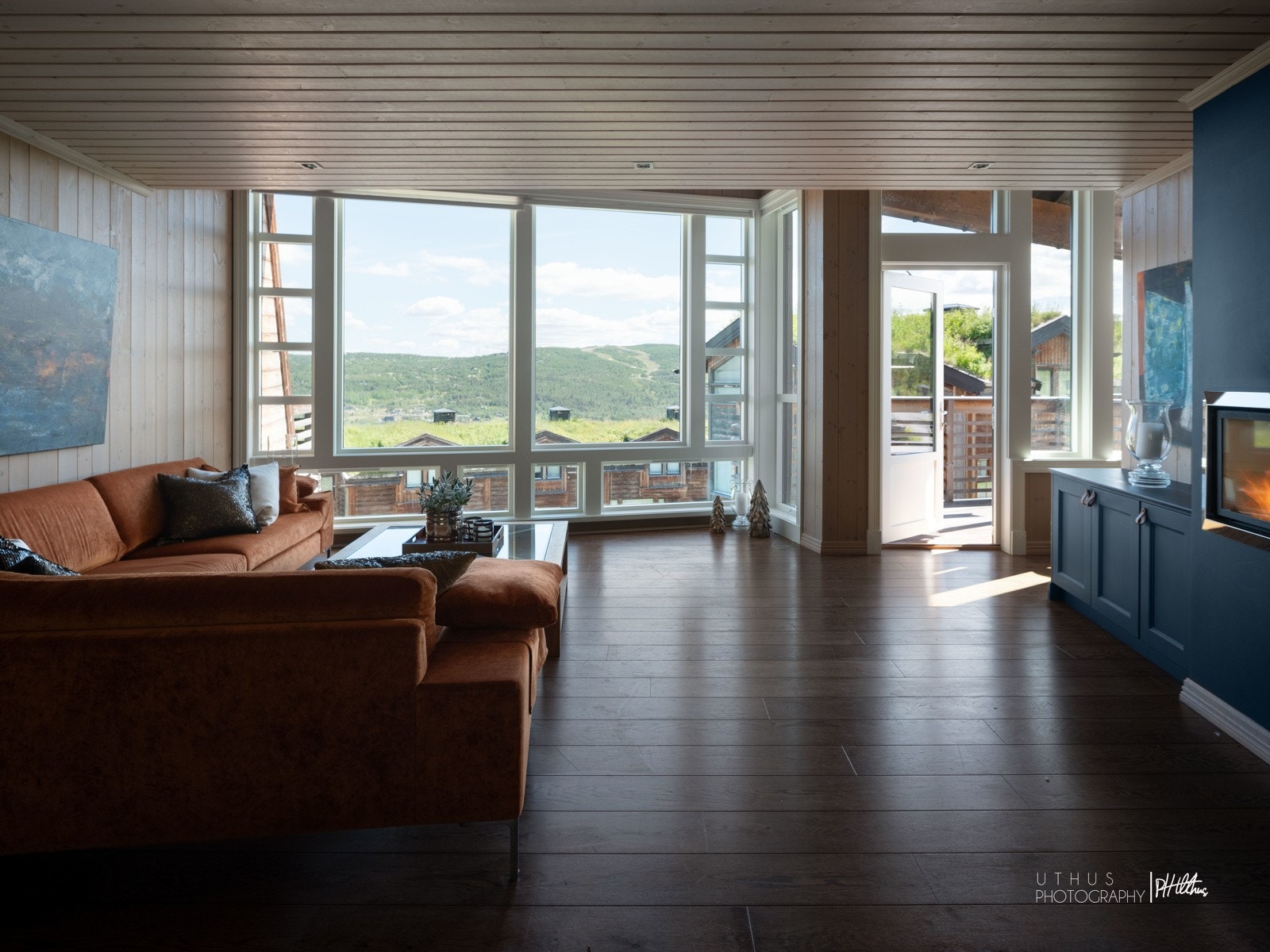 Stuen har gasspeis og utgang til hyggelig altan Galleribilde