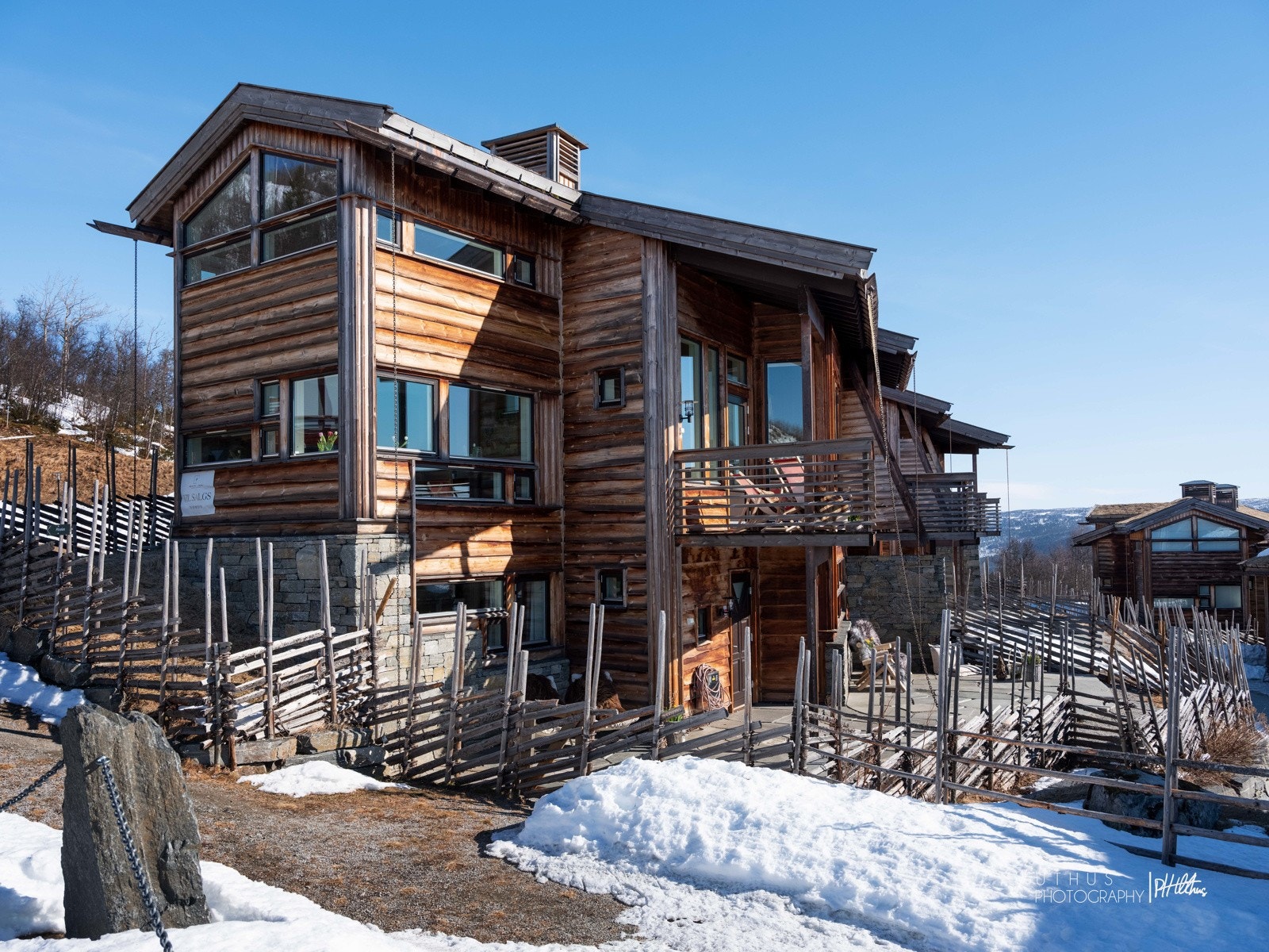 Fritidsboligen går over 3 etasjer og har flere uteplasser Galleribilde