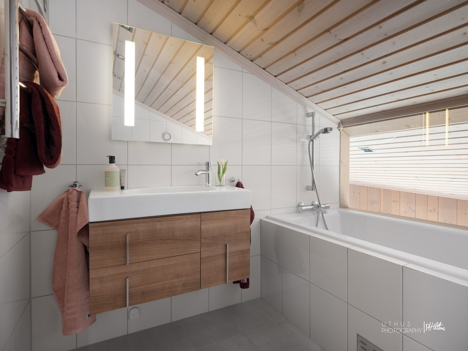 Innbydende bad med badekar Galleribilde