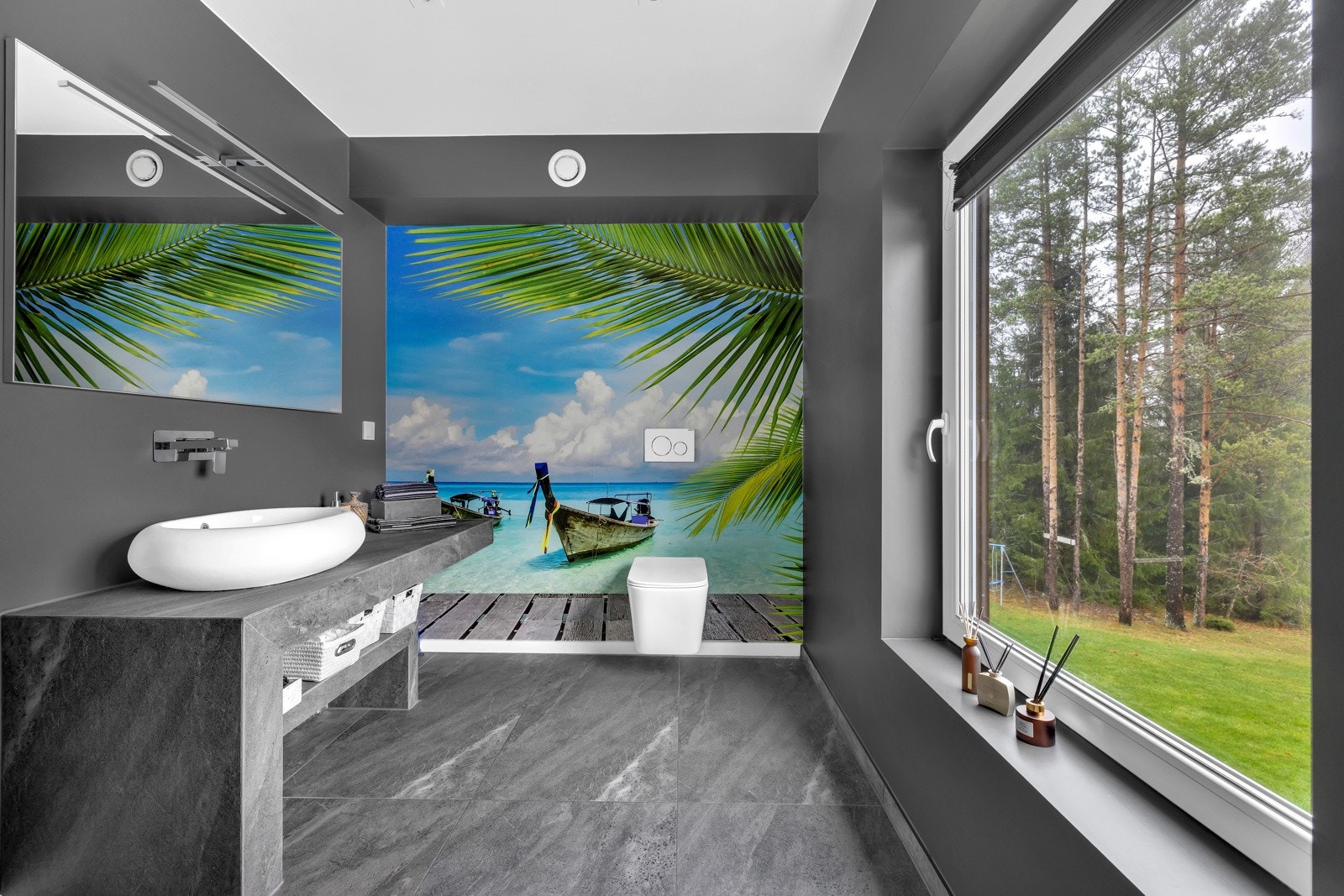 Én vegg på badet i 2. etasje har fototapet som fører tankene til varmere strøk. Galleribilde