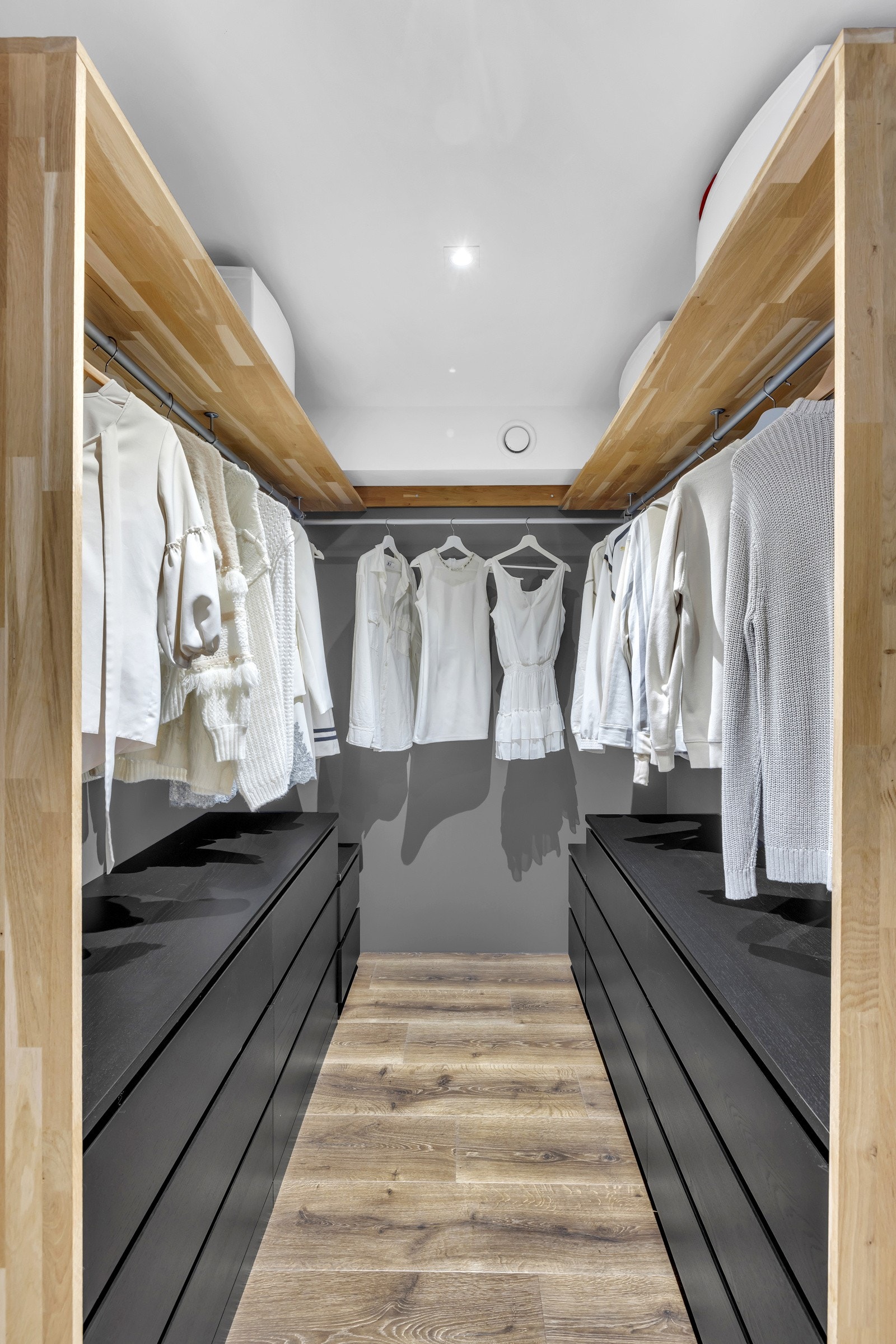 Det er god oppbevaringsplass i et innredet walk-in closet ved hovedsoverommet. Galleribilde