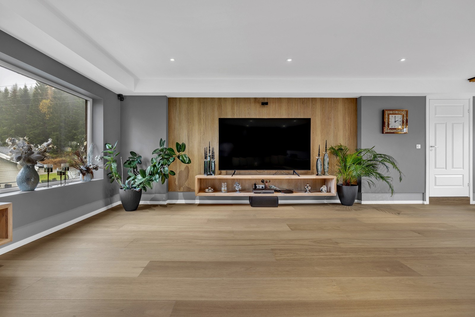 Store vinduer sørger for rikt lysinnslipp på dagtid, og på kvelden er det downlights ihimlingen som setter stemningen. Galleribilde