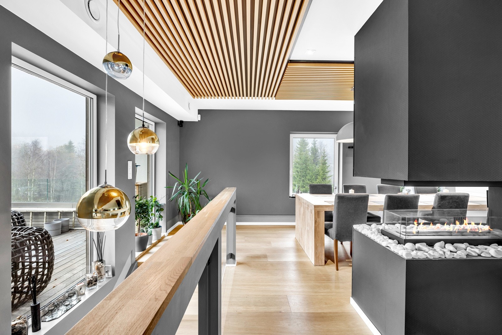 I skilleveggen mellom kjøkkenet og stuen er det en gjennomgående, moderne biopeis. Galleribilde