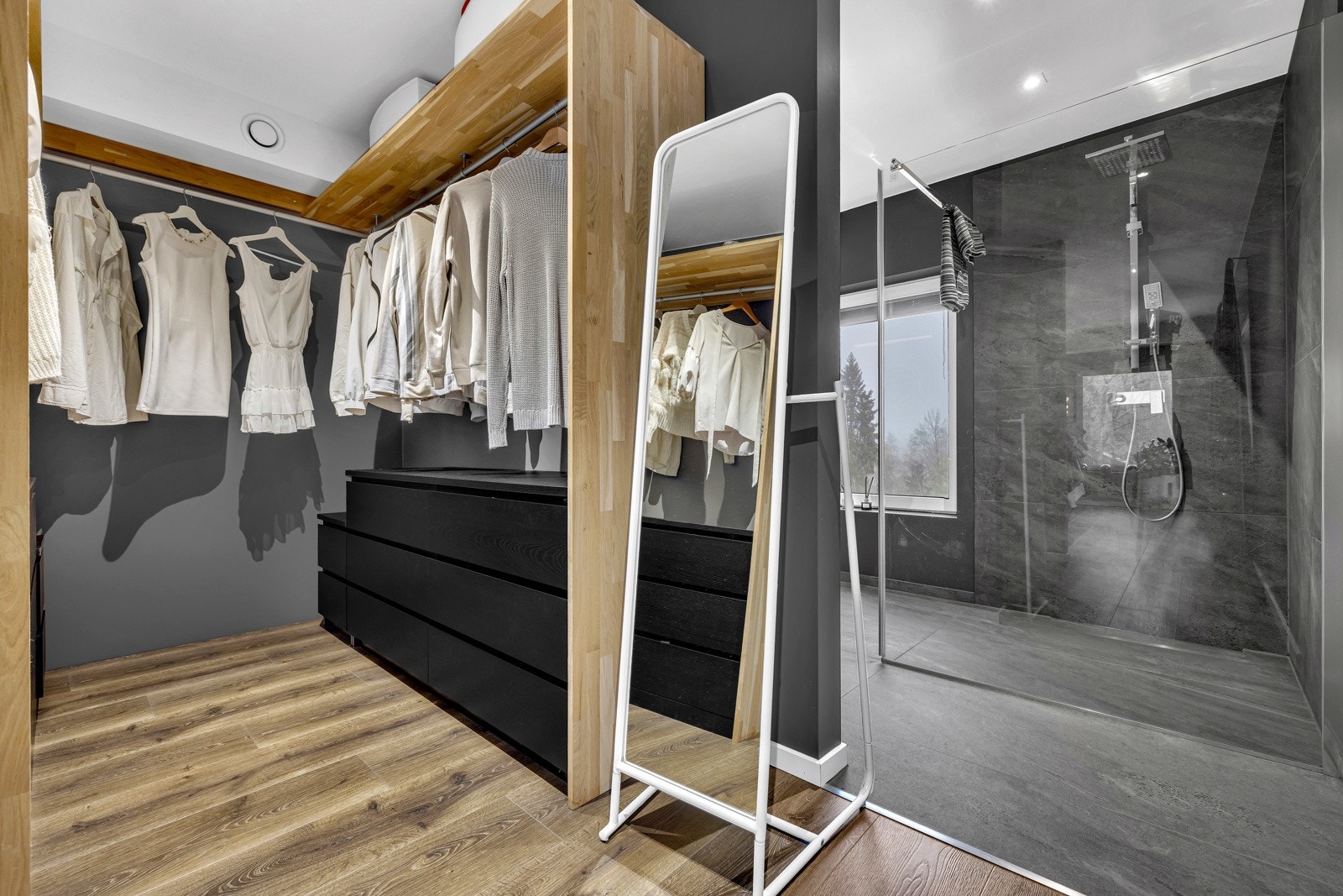Hovedsoverommet ligger i suiteløsning med walk-in closet og eget bad. Galleribilde