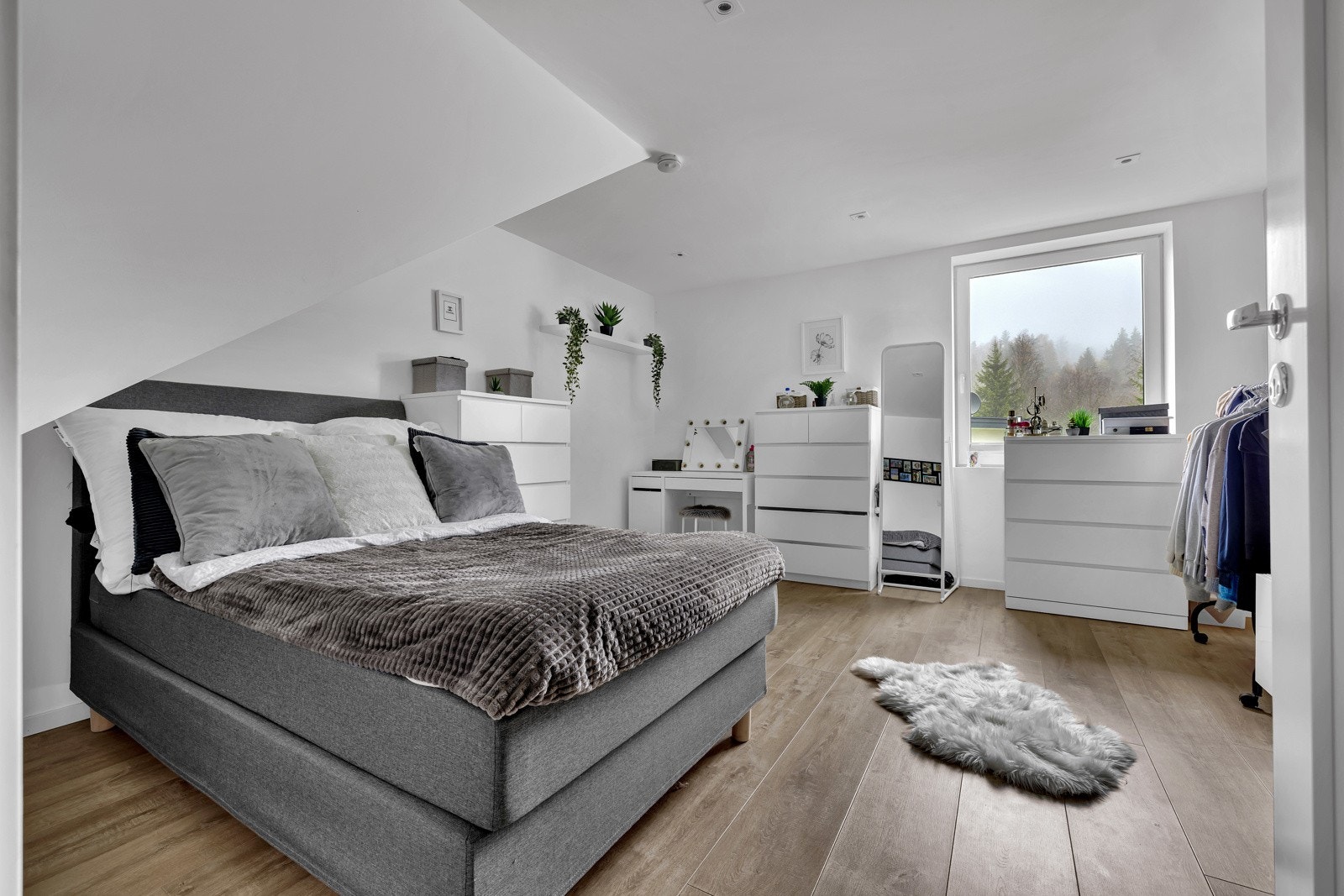 På hvert av soverommene er det god plass til kommoder og skrivebord i tillegg til seng ognattbord. Galleribilde