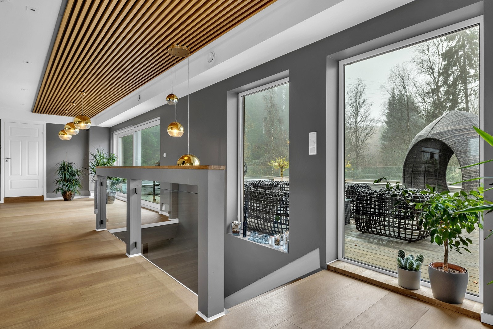 I himlingen i 2. etasje er det stilfulle detaljer i form av eikespiler. Galleribilde