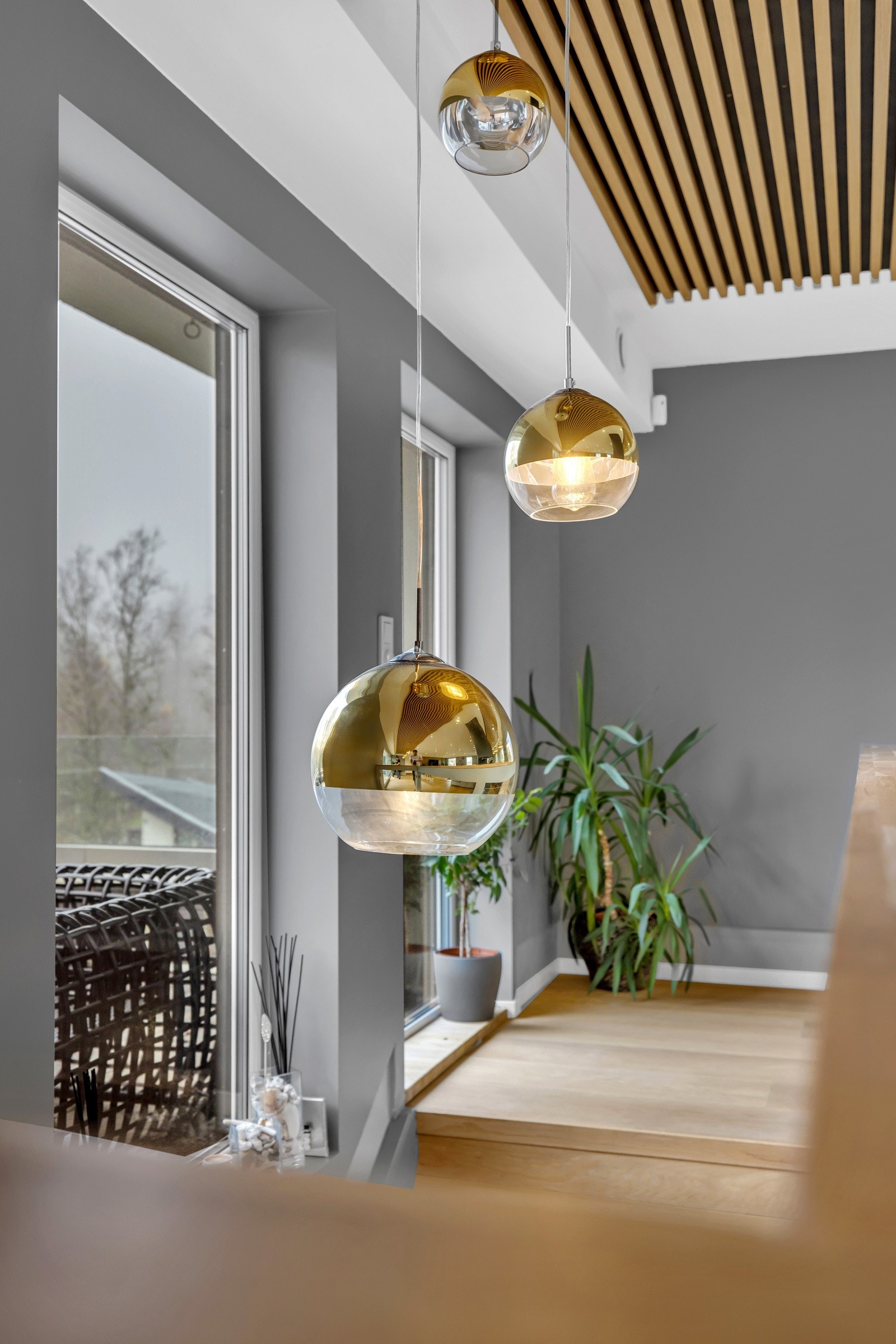 Dagslyset strømmer inn via store vinduer i tre himmelretninger i 2. etasje. Galleribilde