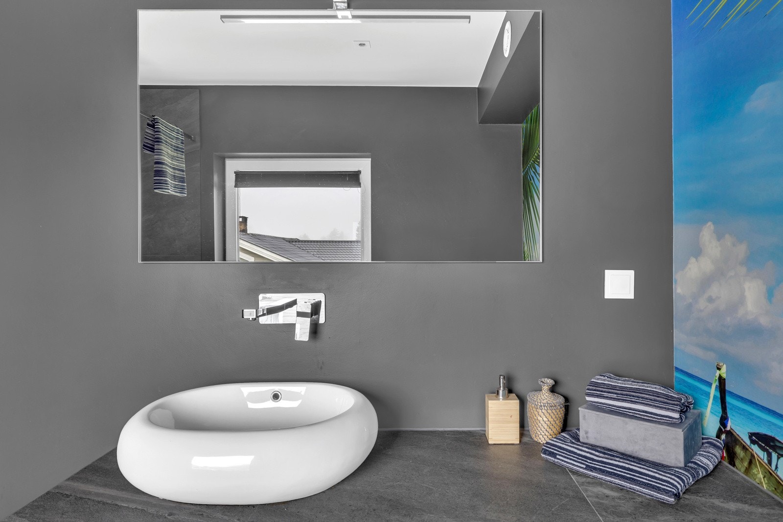 Over en toppmontert servant på badet i 2. etasje er det et stort speil med belysning. Galleribilde