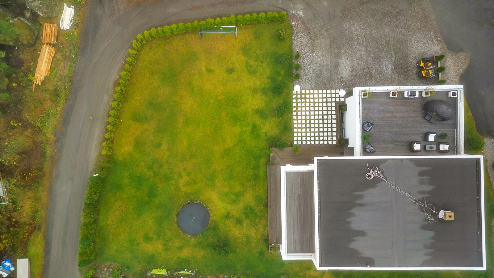 Det er rikelig med boltreplass i hagen, og det er allerede montert en InGround trampoline. Galleribilde