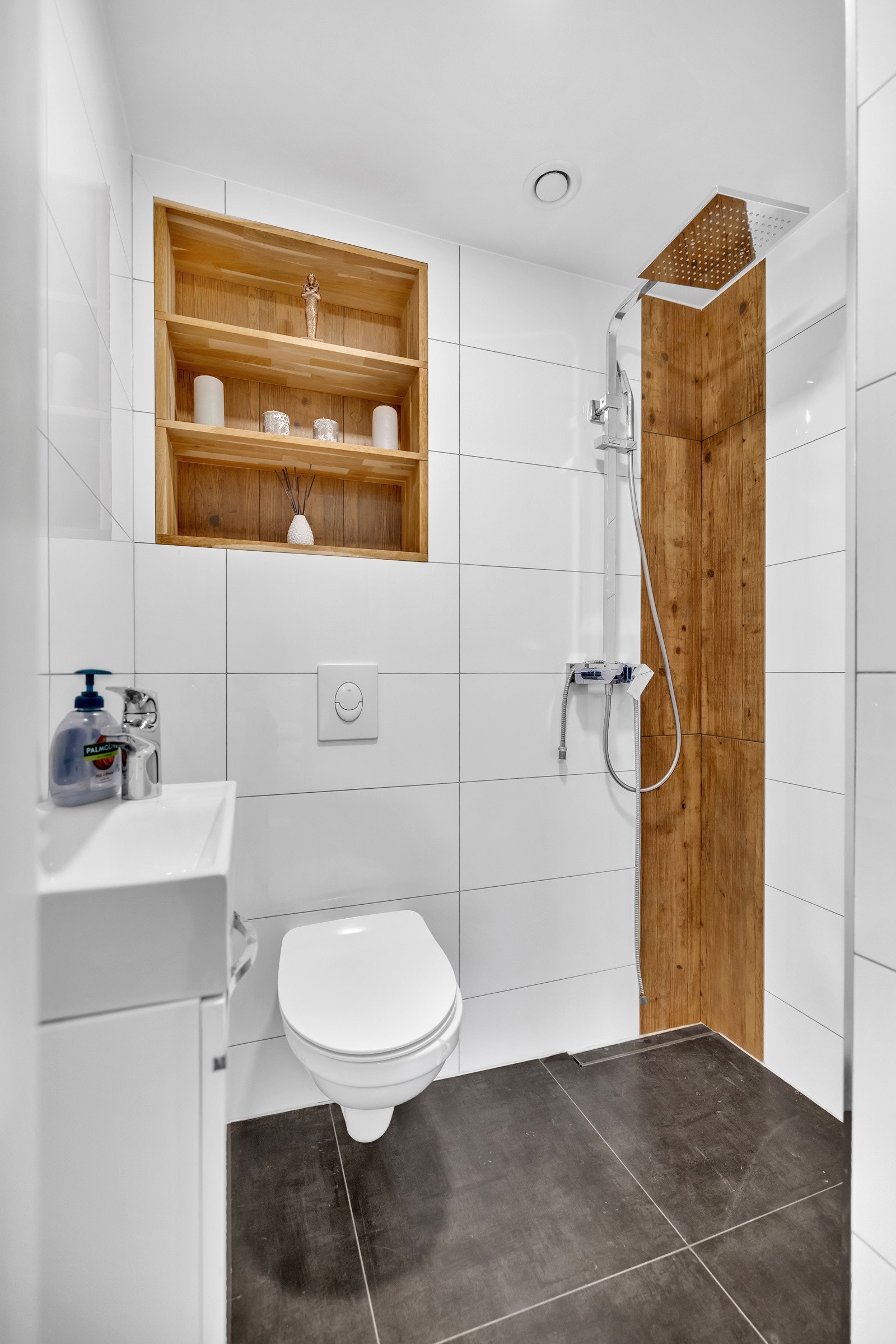 I tilknytning til bassengrommet er det et pent, helfliset bad/wc med regfallsdusj. Galleribilde