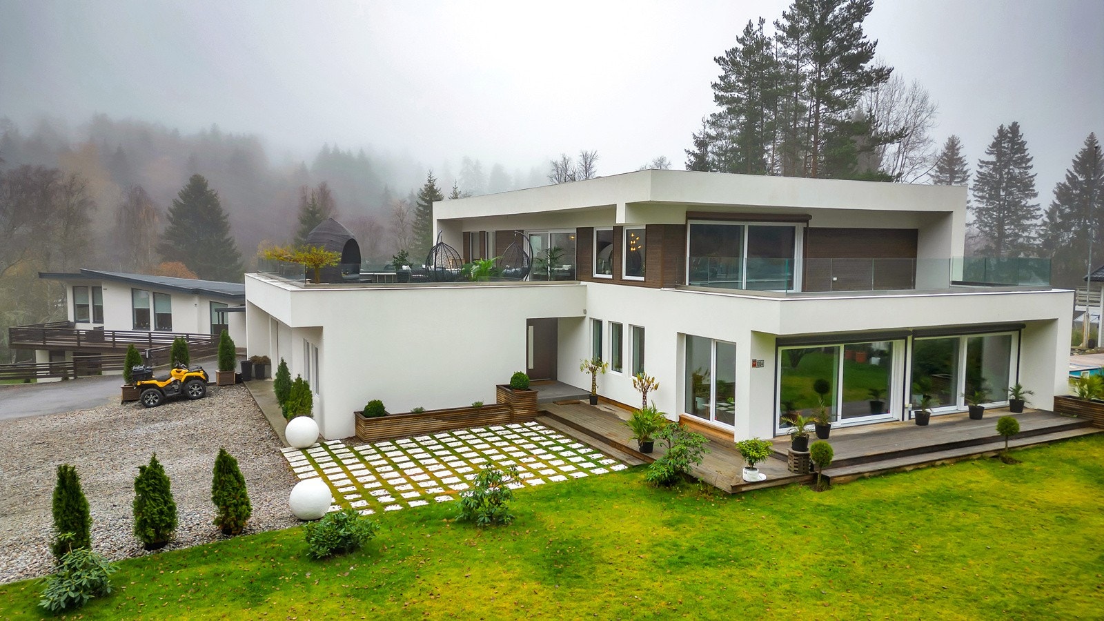 En enebolig fra 1965 ble revet, og den nye funkisvillaen over tre plan ble etablert overdeler av fundamentet i 2019. Galleribilde