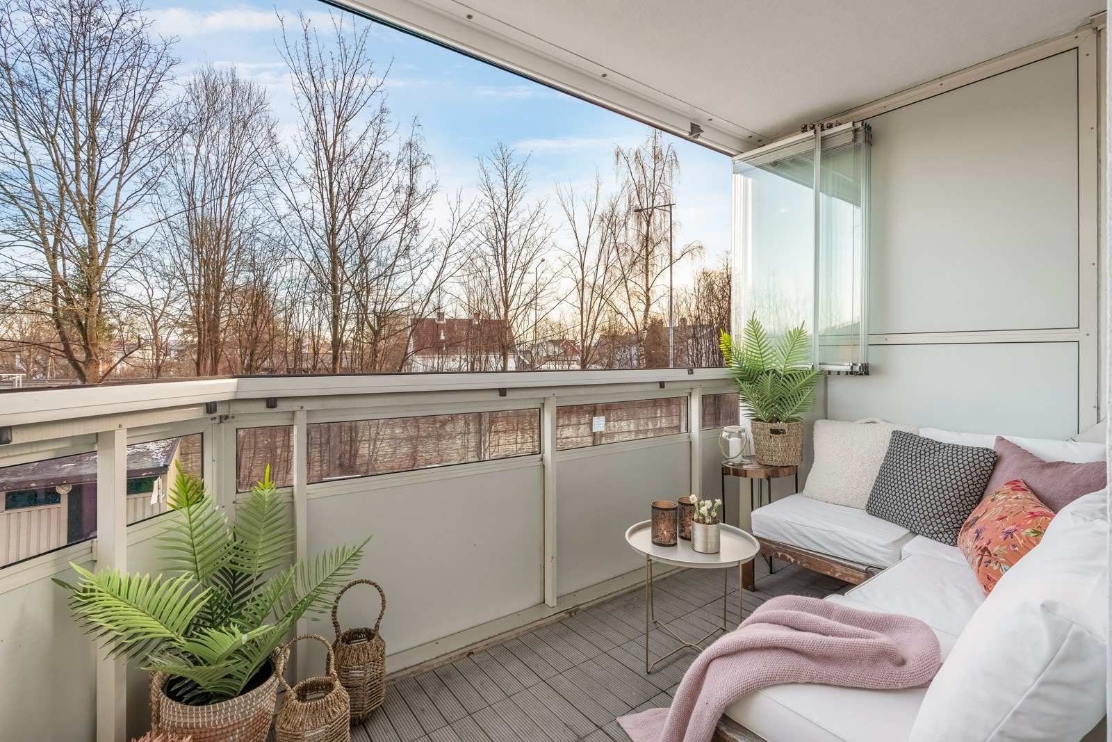 Den innglassede balkongen er på ca. 7 kvm og vender mot sydøst. Galleribilde