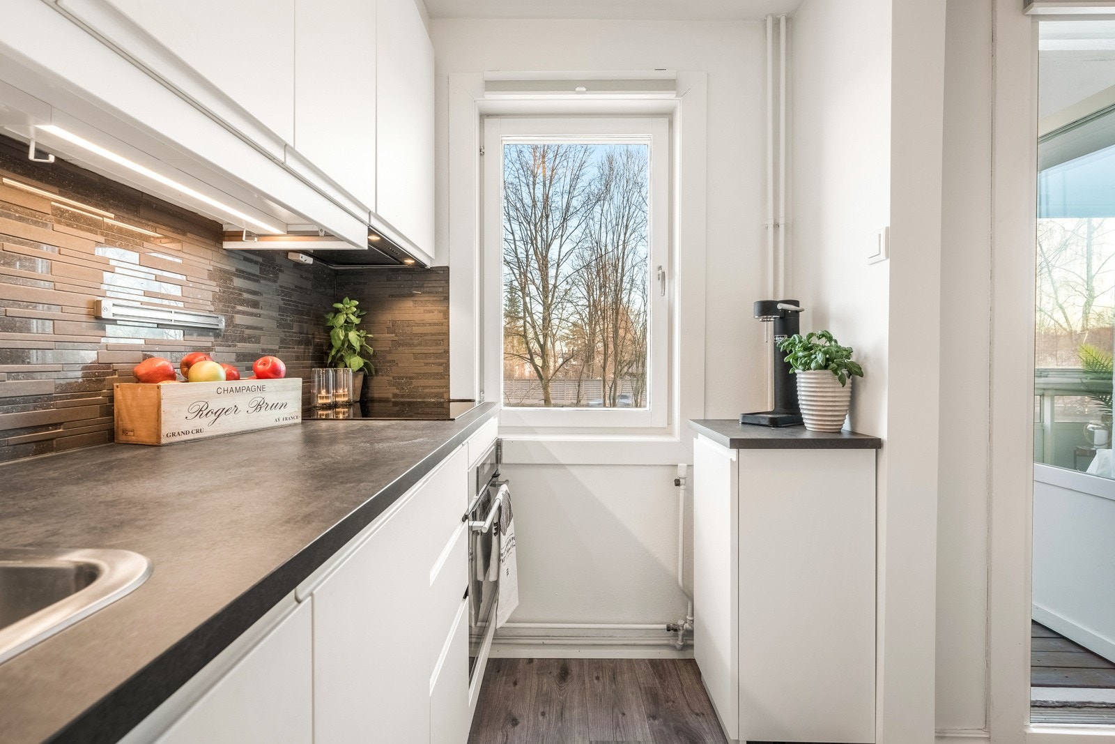 På kjøkkenet er det oppvaskmaskin. Kjøkkeninnredningen på høyre side sitter løst da den ble kjøpt ny i 2021 som et supplement. Galleribilde