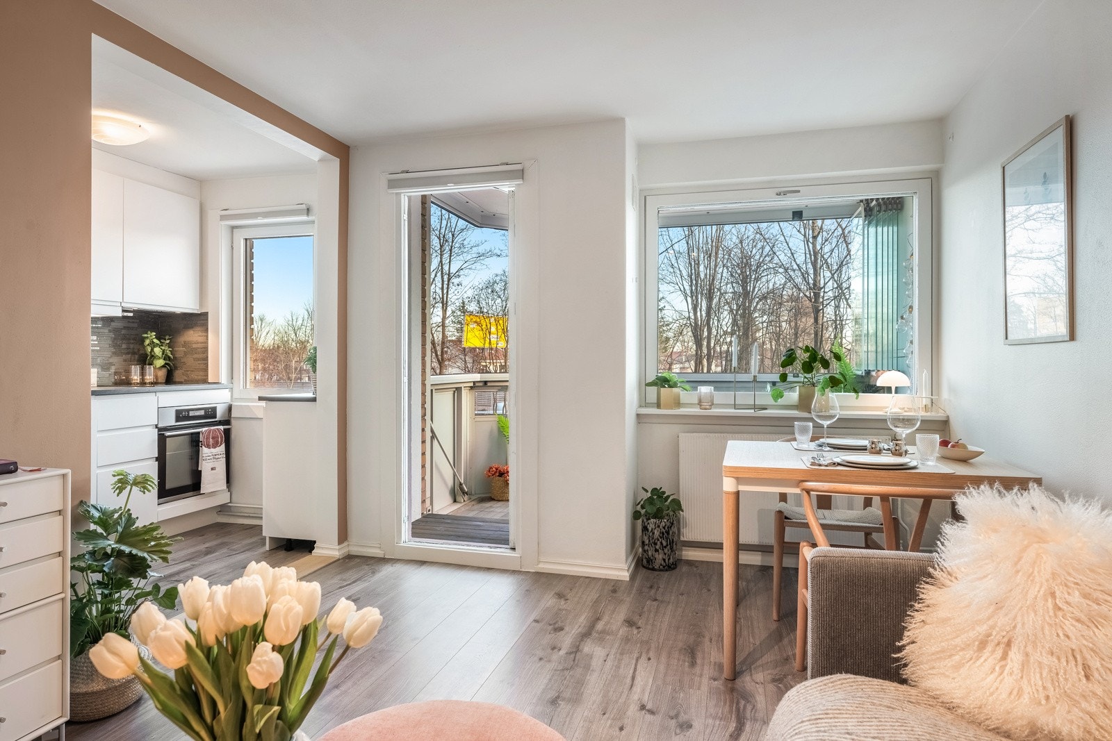 I 2021 fikk eier deler av veggen mot kjøkkenet revet for å optimalisere planløsningen ved å gjøre leiligheten mer luftig. Galleribilde