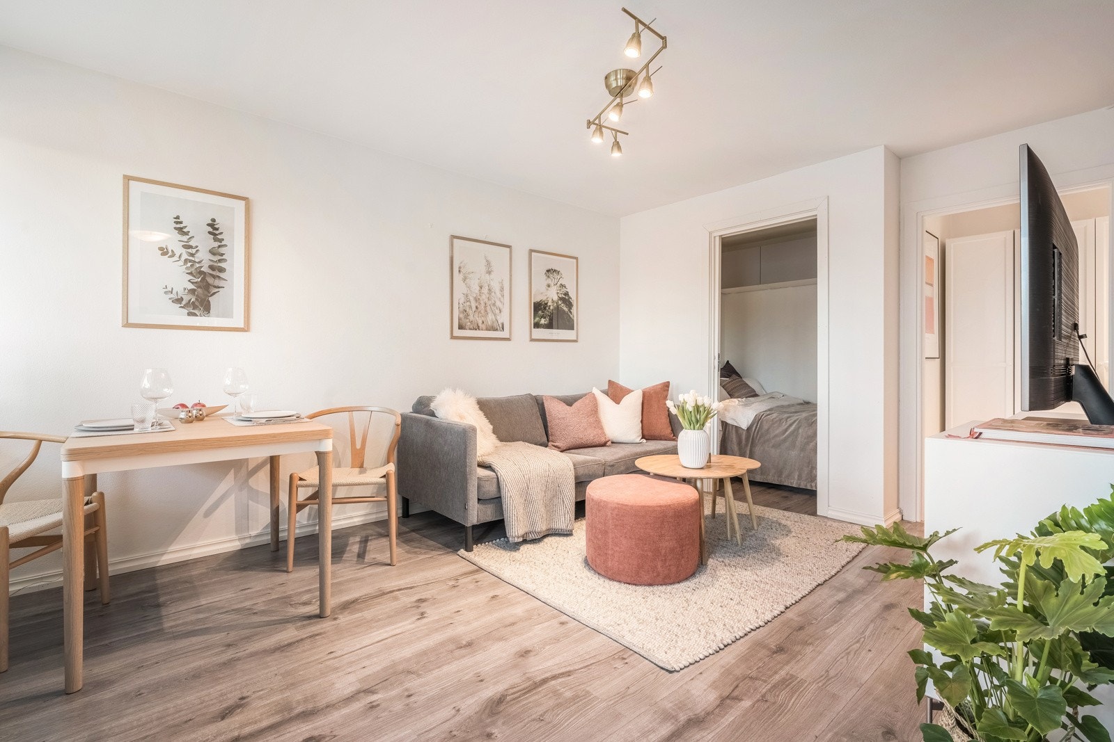 Rommet er praktisk innredet med plass til spisebord samt sofakrok med tilhørende møblement. Galleribilde