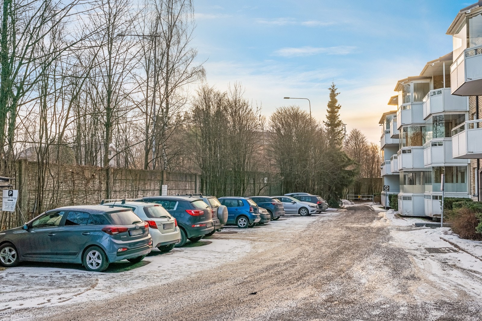 Borettslaget har noen parkeringsplasser med første mann til mølla prinsippet. Det er et elektronisk system hvor andelseierne registrerer seg til styret for parkeringstillatelse. Galleribilde