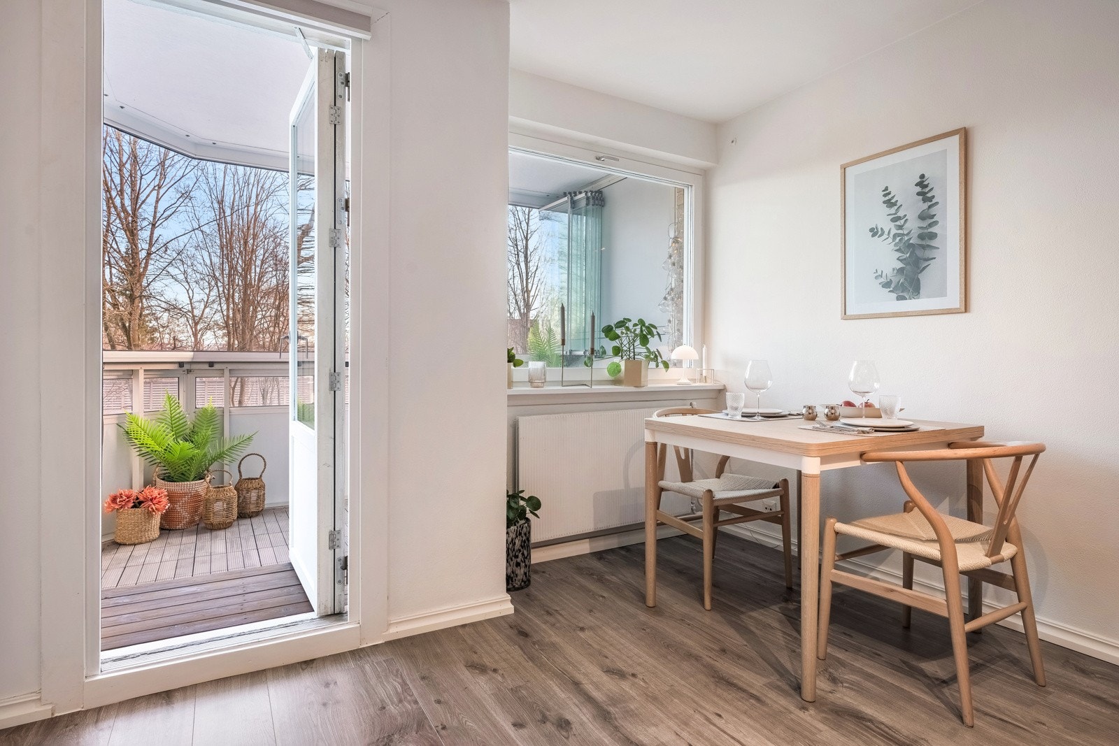 Fra stuen kommer man ut til boligens balkong. Galleribilde