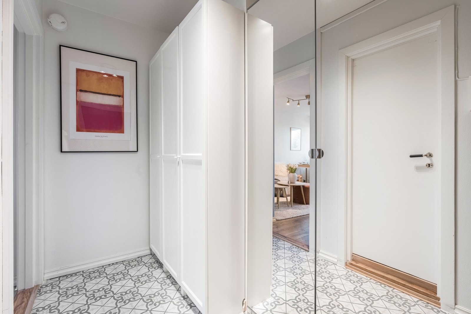 Fra felles inngangsparti har man enkel adkomst til boligen via trappene opp til byggets 2.etg. Du åpner inngangsdøren og ønskes velkommen inn til en åpen og lys entré med rikelig med plass til oppheng i garderobeskap. Galleribilde