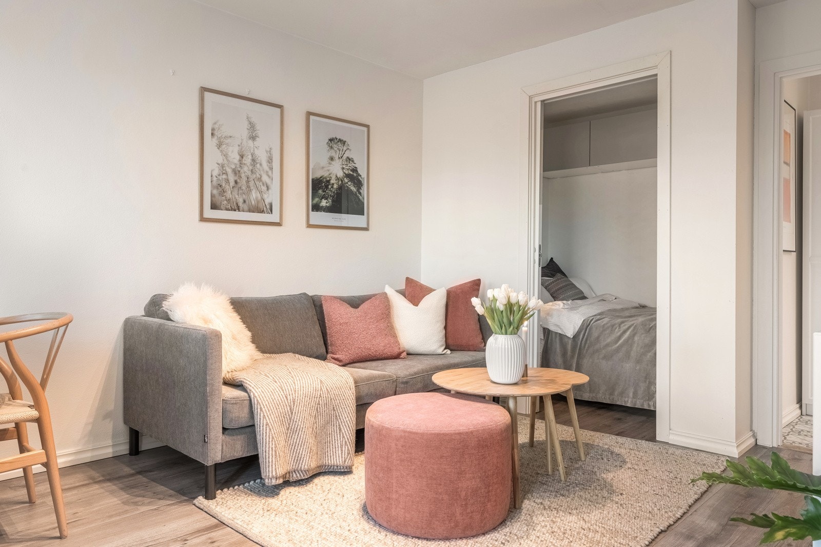 Leiligheten har en praktisk alkove med skyvedør som eier fikk bygget i 2021. Galleribilde