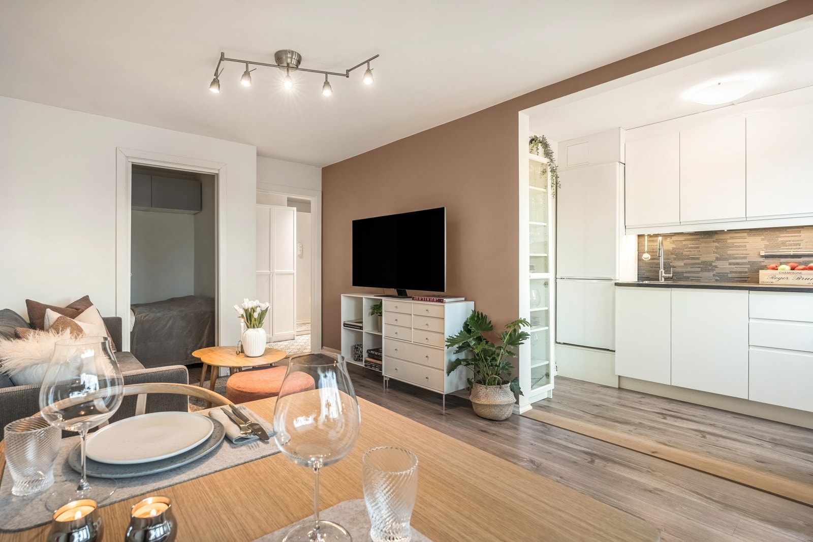 Gå videre fra entréen og du kommer inn til den åpne kjøkken/stueløsningen. Galleribilde