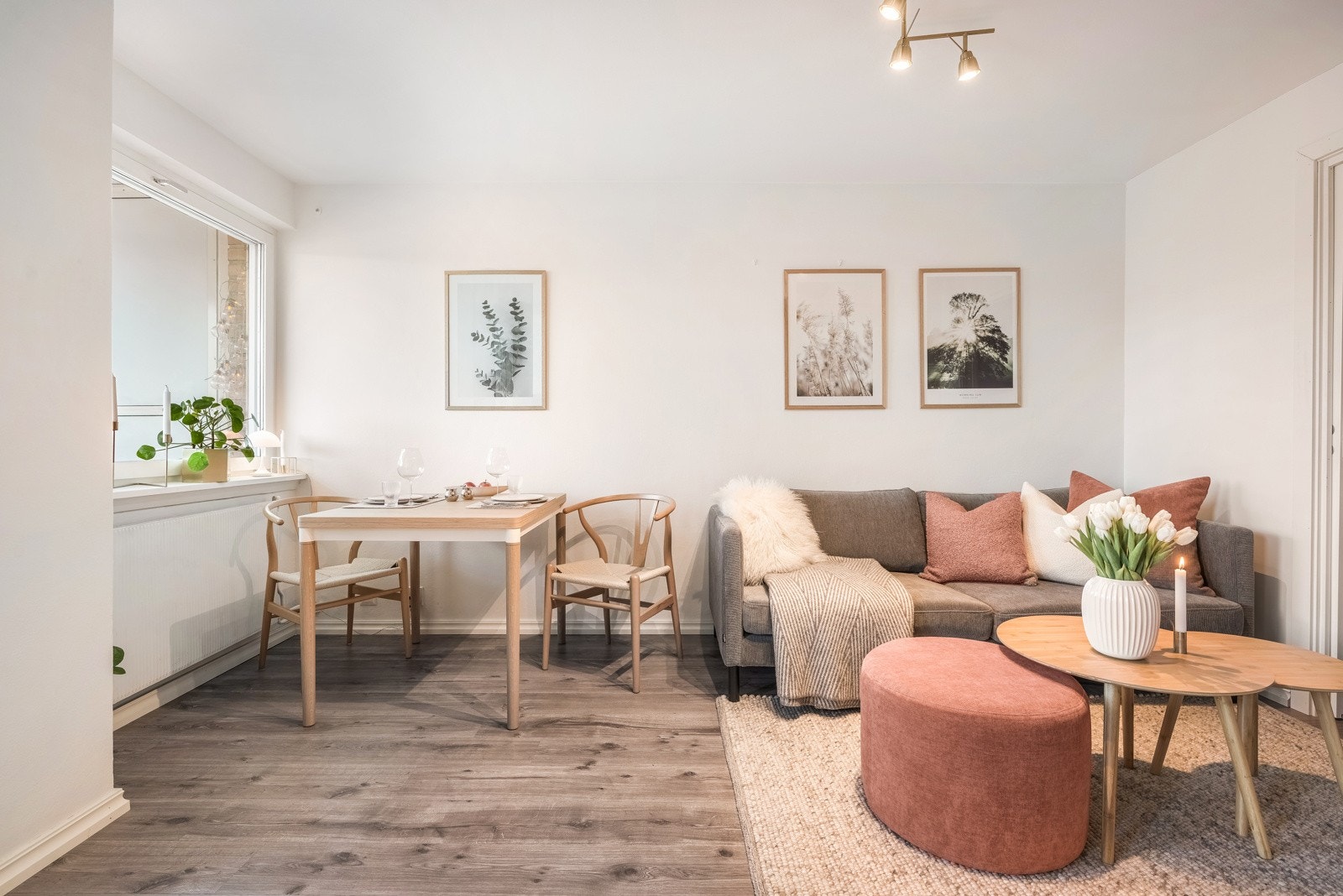 Leiligheten har store vindusflater som slipper inn mye naturlig lys. Dette skaper en lys og luftig atmosfære. Galleribilde