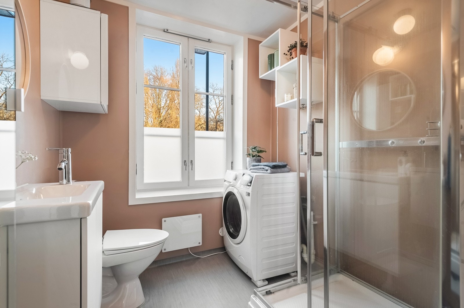 På badet er det opplegg for vaskemaskin. Vegger og tak ble malt med våtromsmaling i 2022. Galleribilde