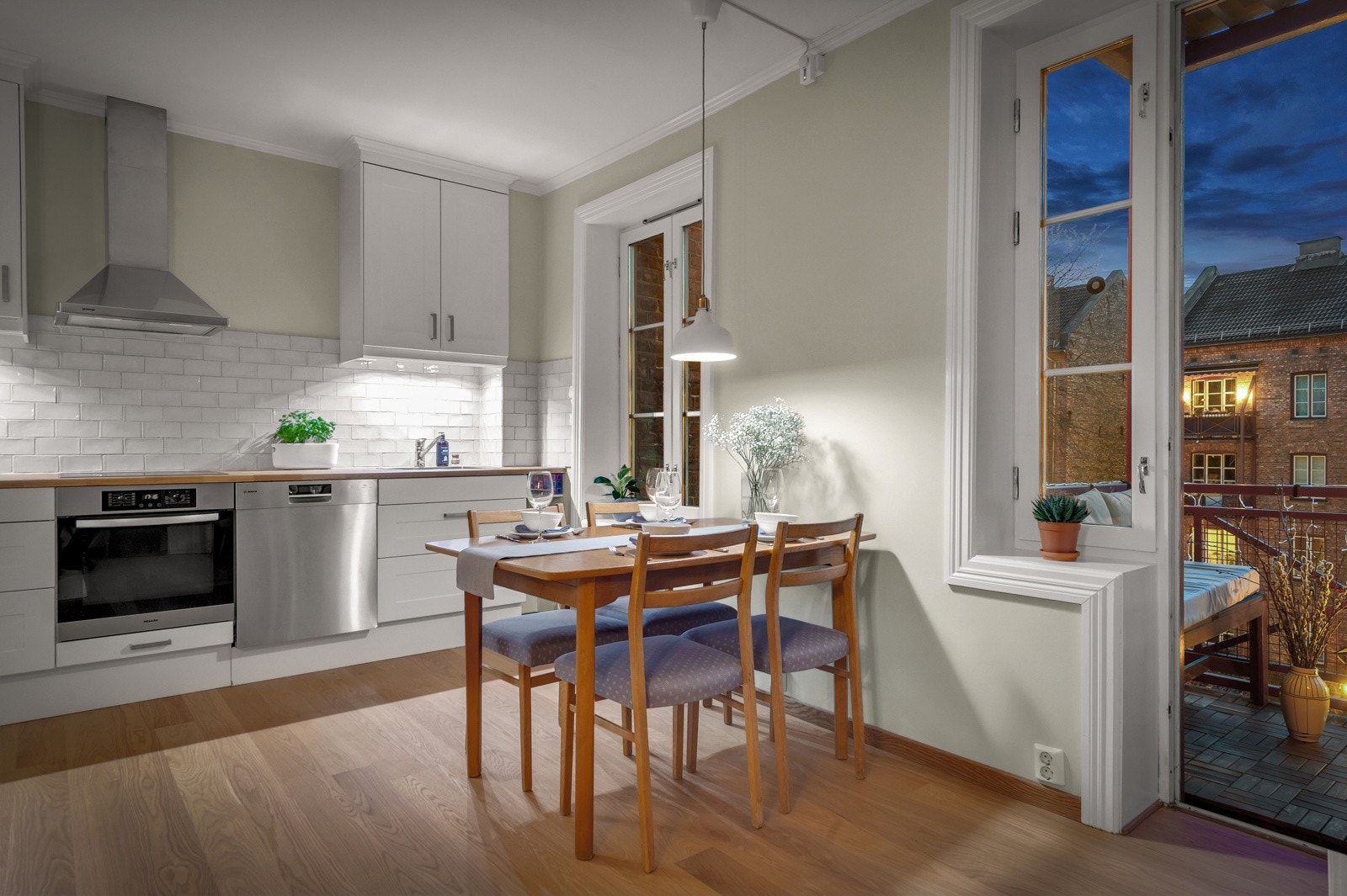 Det åpne oppholdsrommet har plass til spisebord. Galleribilde