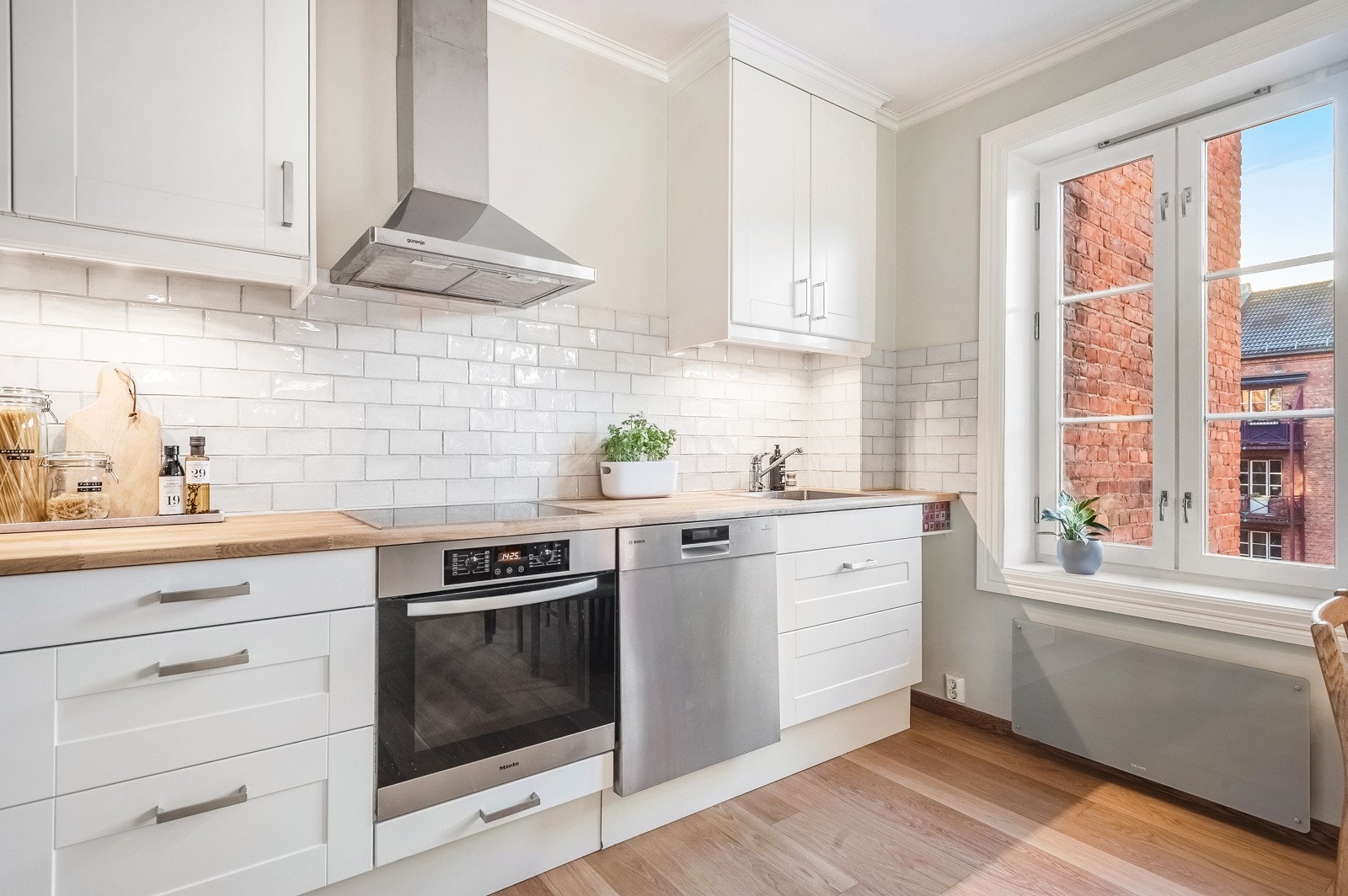 Integrerte hvitevarer som komfyr, induksjon platetopp og oppvaskmaskin. På kjøkkenet er det avsatt plass til kjøl/frys som medfølger salget. Galleribilde