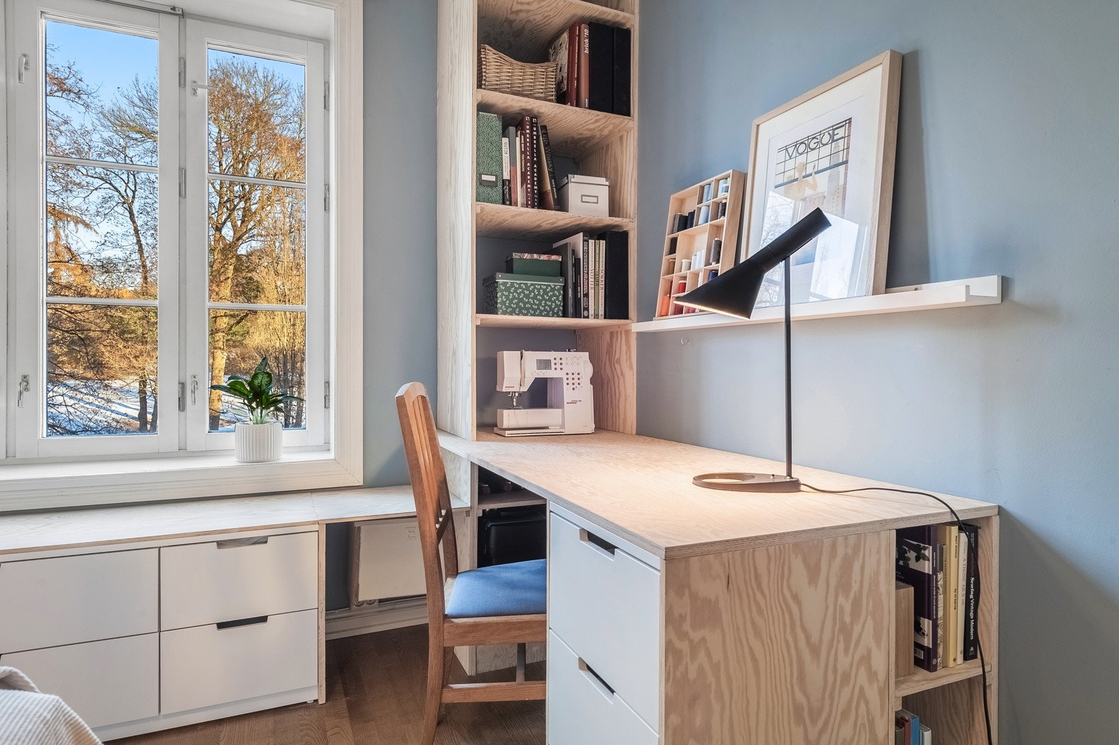 Soverommet vender ut mot botanisk hage. Galleribilde