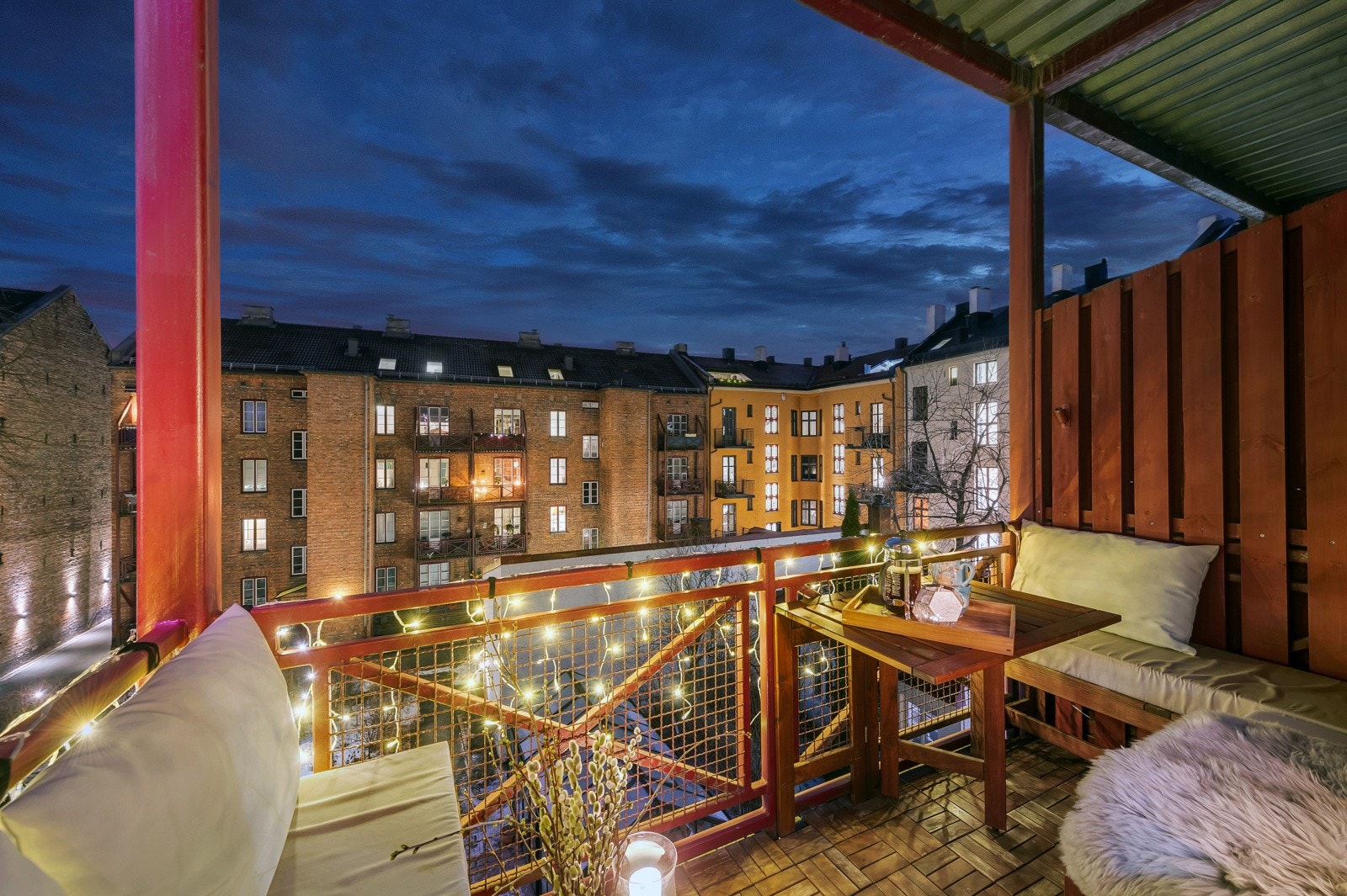 På balkongen har man plass til sittegruppe og lite bord. Galleribilde