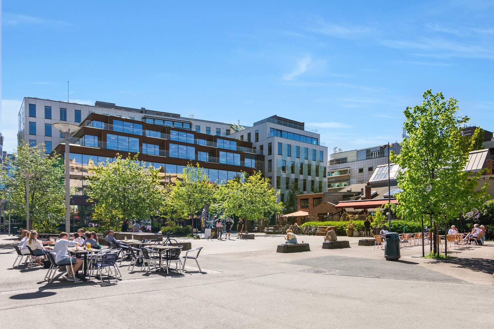 På Grønland ligger Teaterkvartalet. Her finnes flere spisesteder og andre servicefasiliteter. Galleribilde