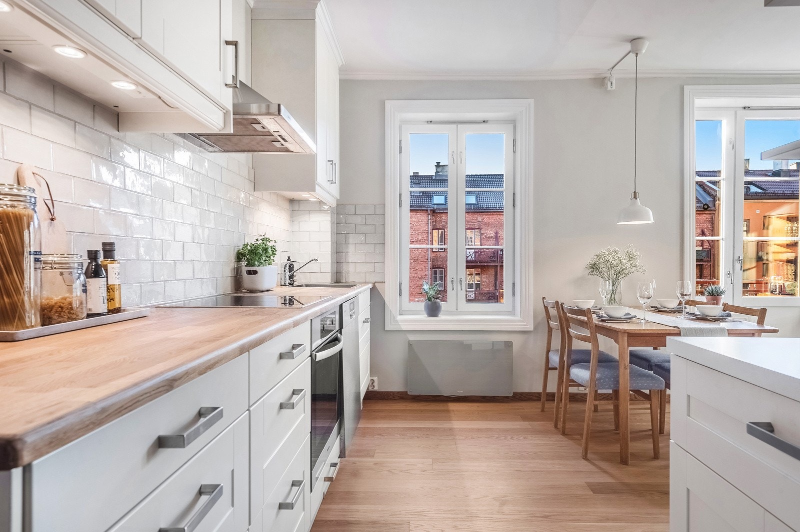 Eier har i løpet av 2023 slipt og oljet benkeplaten på kjøkkenet. Galleribilde