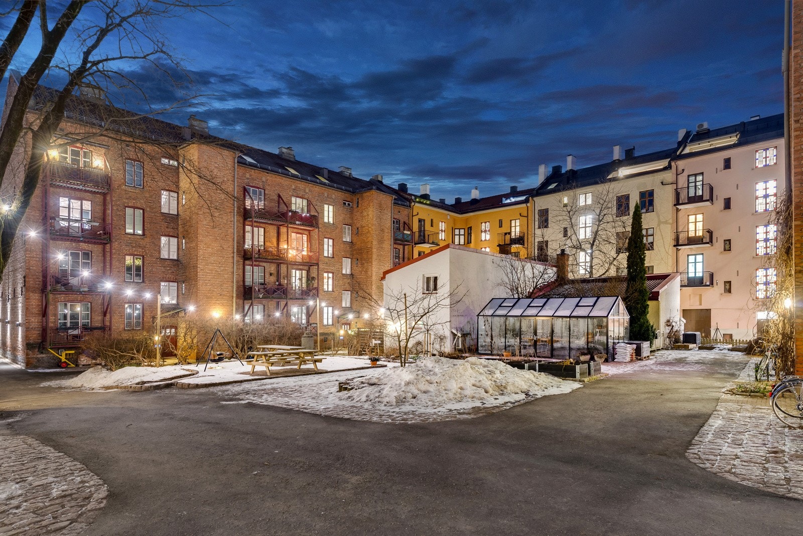 Bakgårdsbilde på kveldstid. Galleribilde