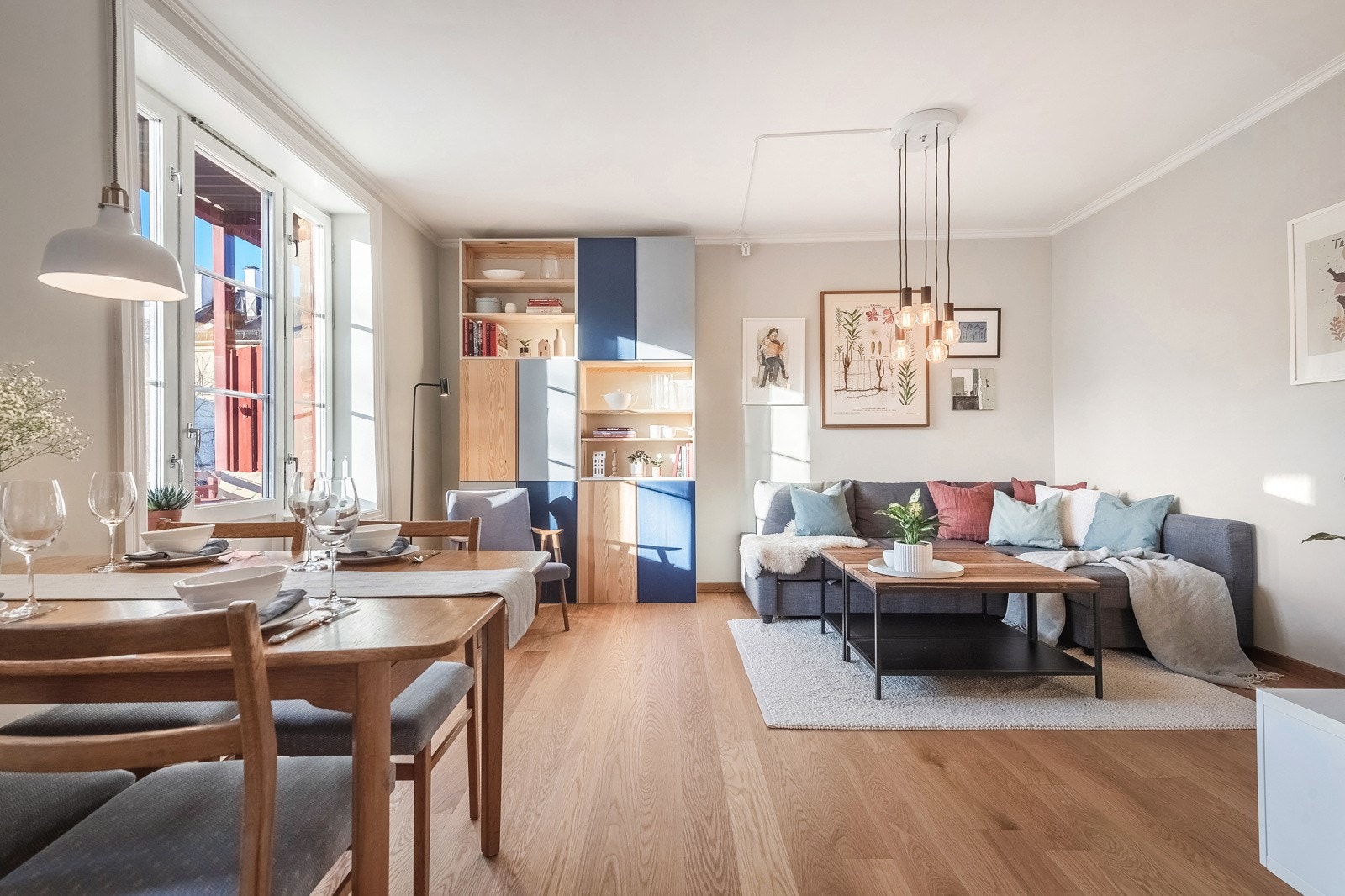 Ta til venstre fra boligens inngangsparti og du kommer inn til boligens sosiale oppholdsrom, den delvis åpne kjøkken/stueløsningen. Galleribilde