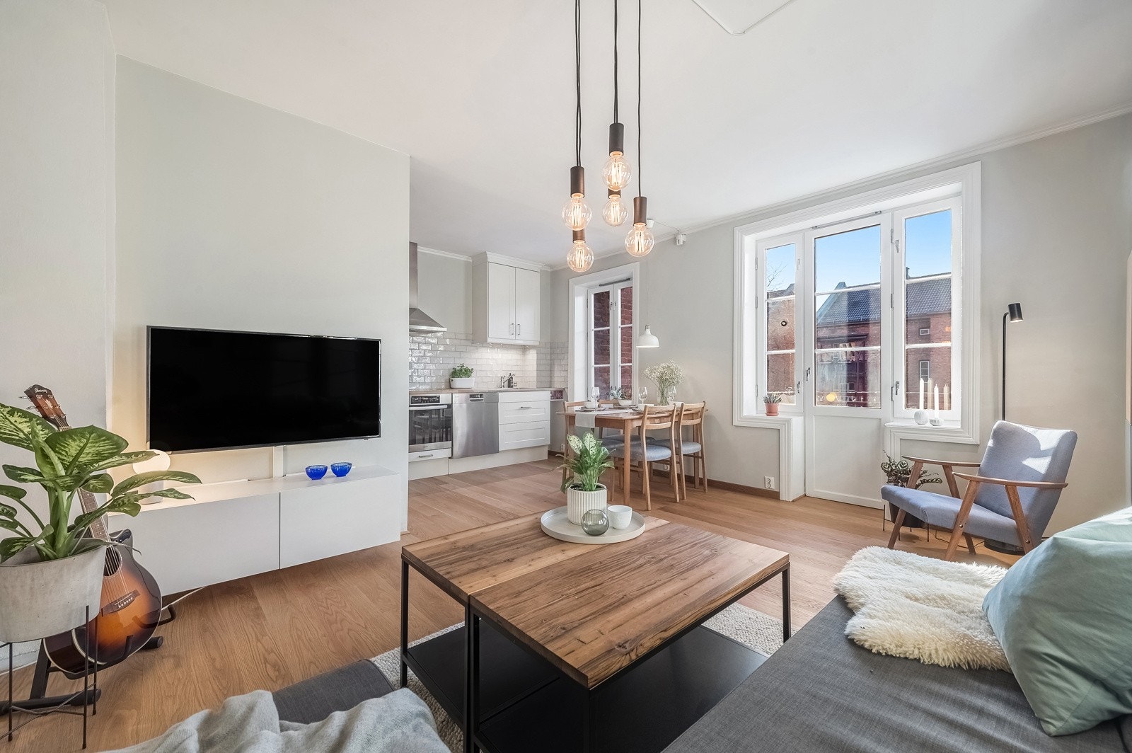 Det første du legger merke til er rekken med vinduer som slipper inn rikelig med lys. Galleribilde