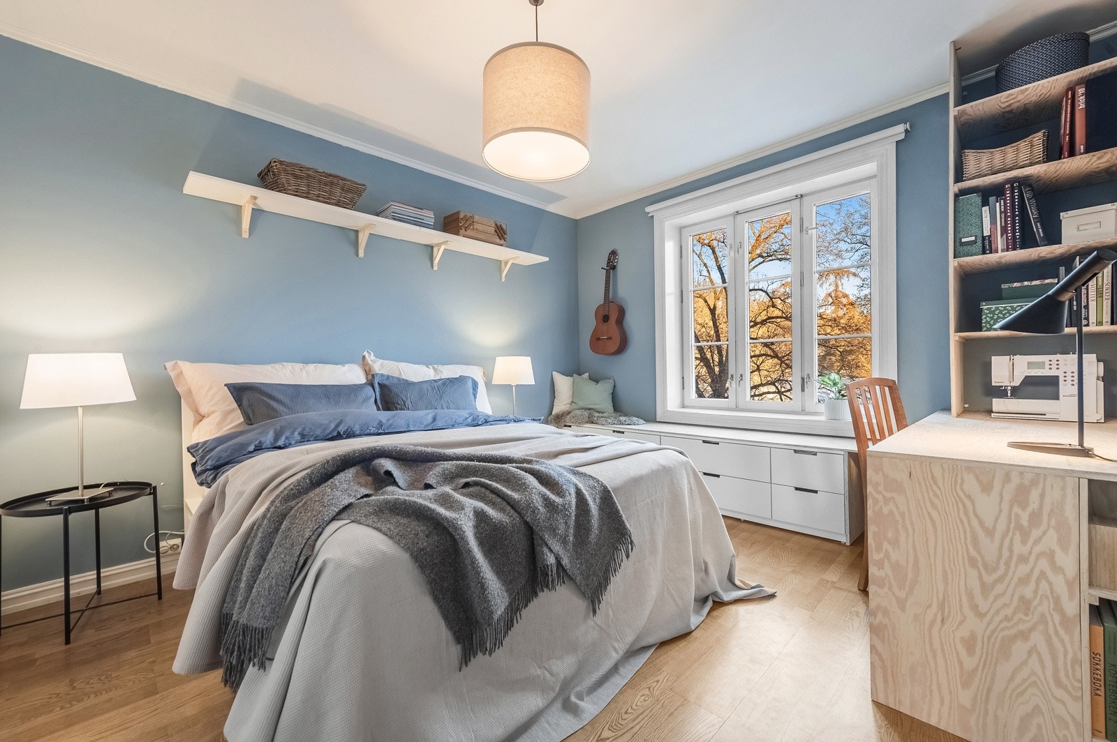 Boligen har et romslig soverom med plass stor dobbeltseng, kontorpult, nattbord og romslig garderobeskap. Galleribilde