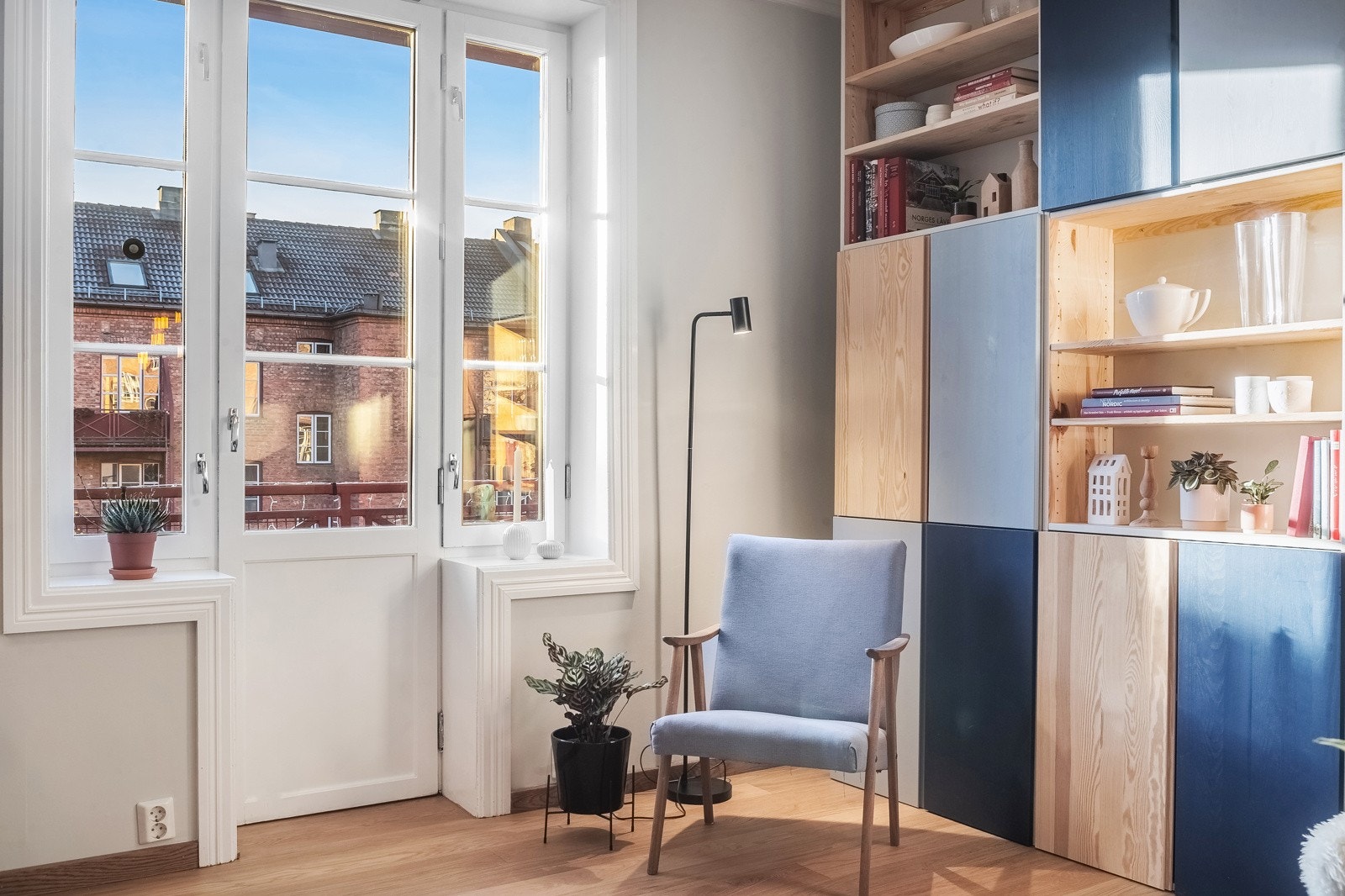 I stuen er det avsatt plass til bokhylle/skap. Galleribilde