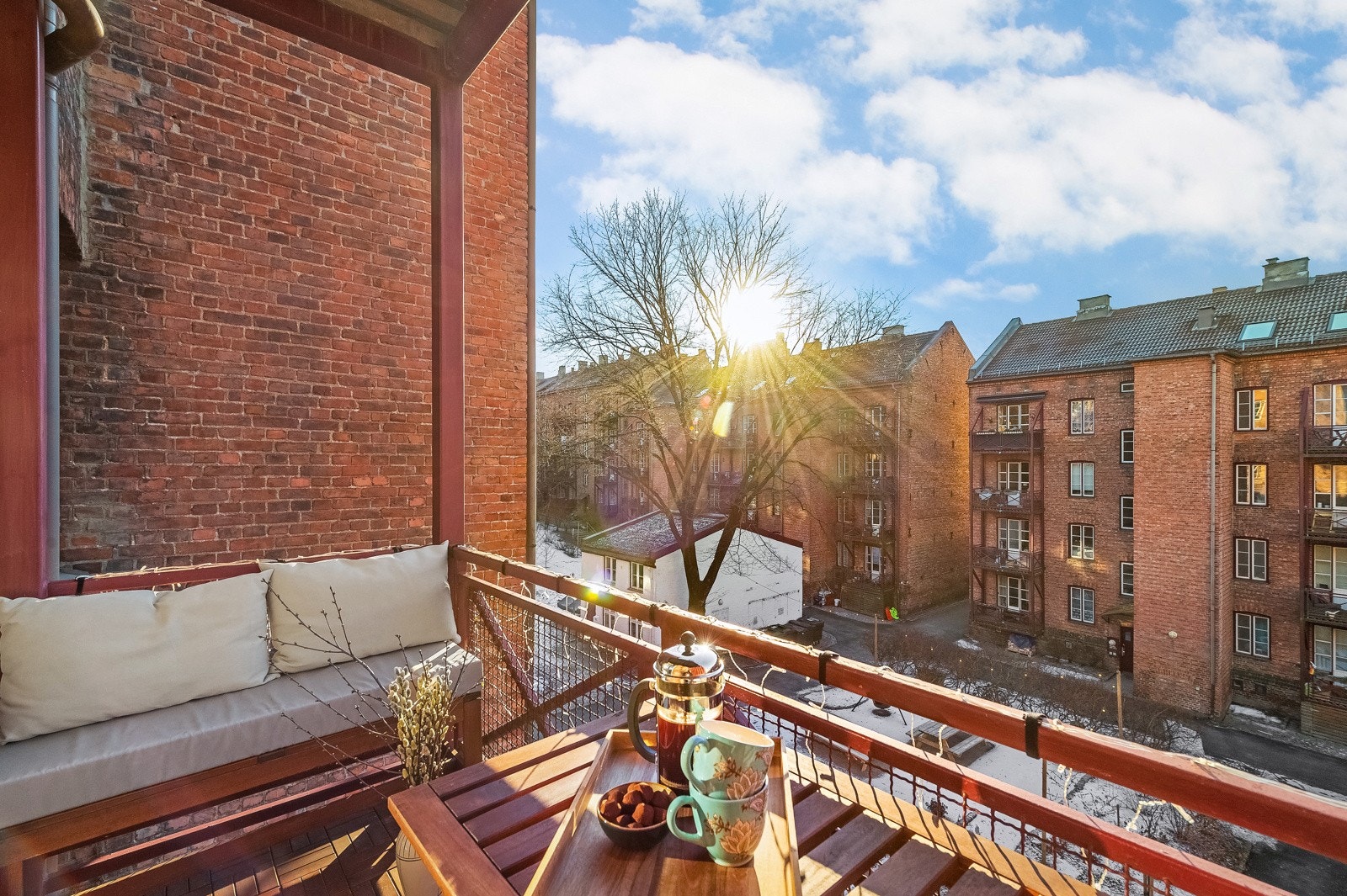 Balkongen på 3,5 kvm er sydvestvendt og har gode solforhold og koselig utsyn mot borettslagets flotte bakgård. Galleribilde