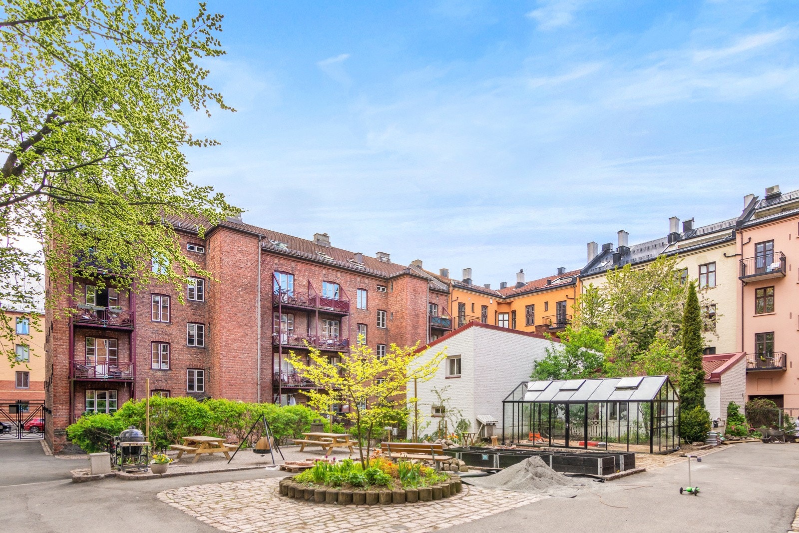 Andre fasiliteter som kan benyttes/leies er hagestuen, smørebod,nsykkelverksted, utekjøkken, felles grill og bålpanner. Galleribilde