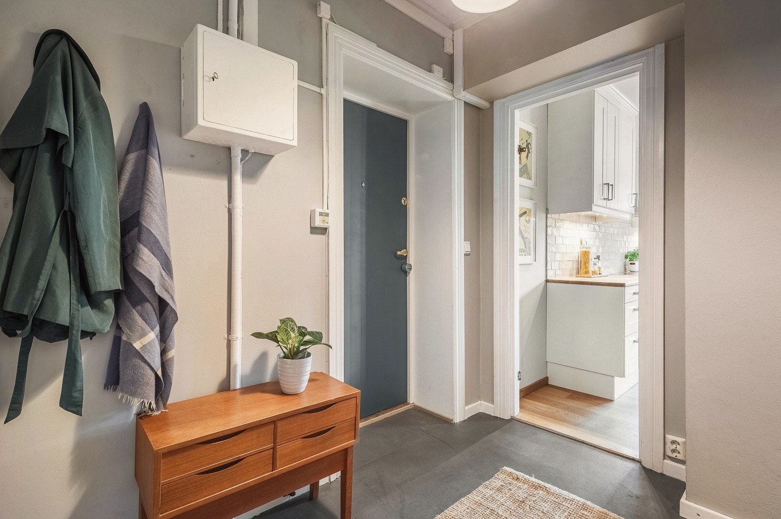 Fra felles inngangsparti har man enkel adkomst til boligen via trappene opp til byggets 3.etg. Du åpner inngangsdøren og ønskes velkommen inn til en åpen og lys entré med plass til oppheng i garderobeskap. Galleribilde