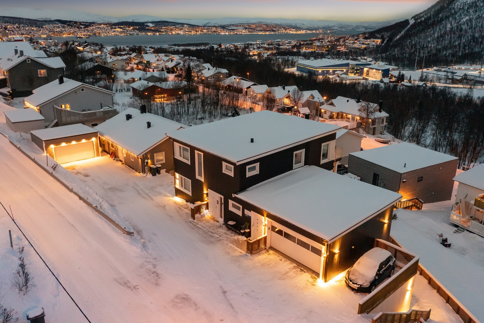 Vedlagt salgsoppgaven foreligger det godkjente tegninger for å etablere takterrasse på garasjetak. Se vedlagt tegning.