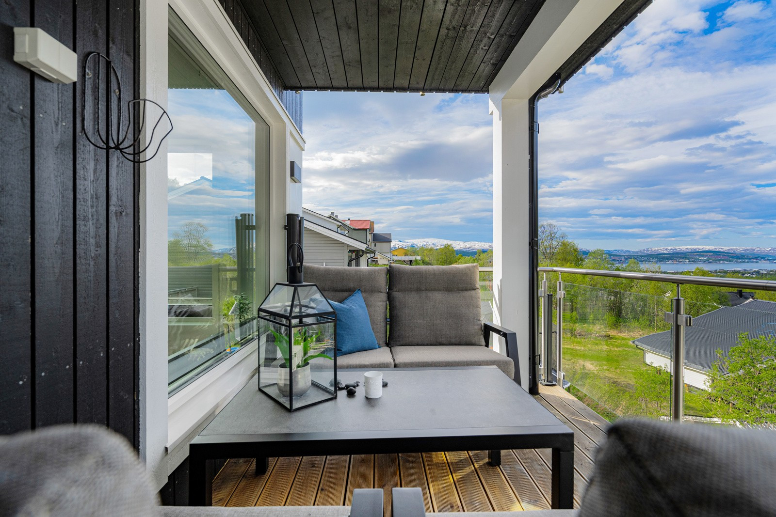 Fra stuen er det utgang til en stor overbygd balkong med god plass til diverse utemøblement. Her kan man nyte solen og den fantastiske utsikten sommer som vinter.