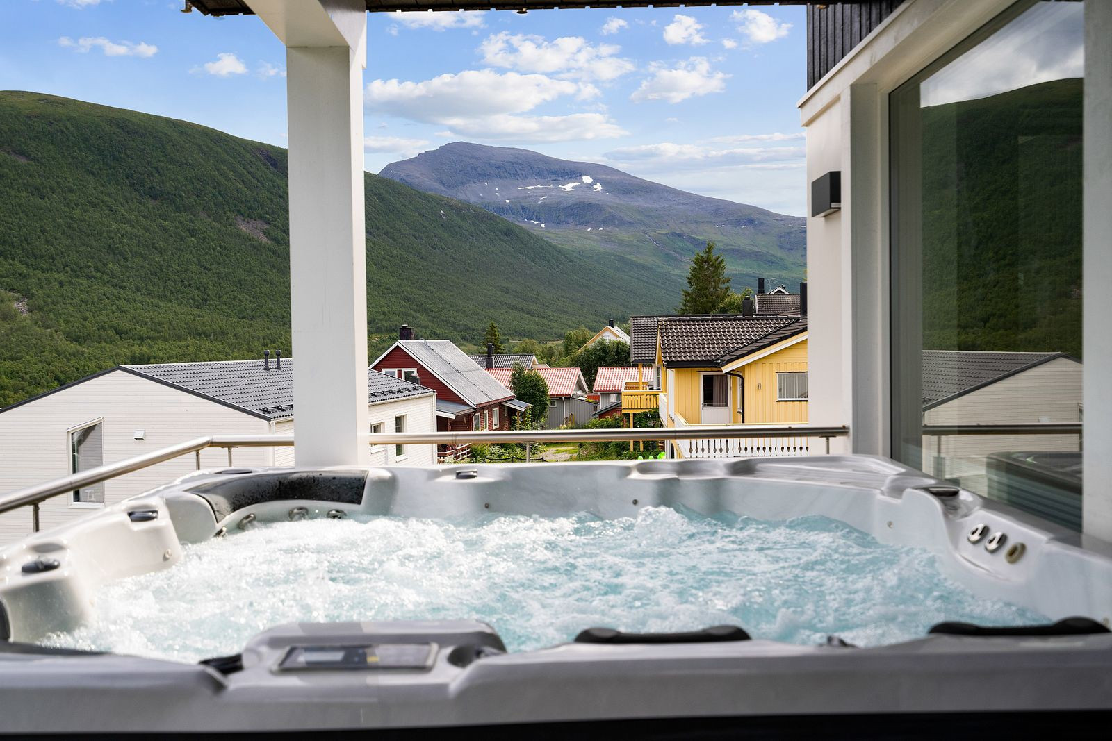 Kos og restitusjon med magisk utsikt over Tromsdalstinden, Tromsdalen og Tromsøsundet.